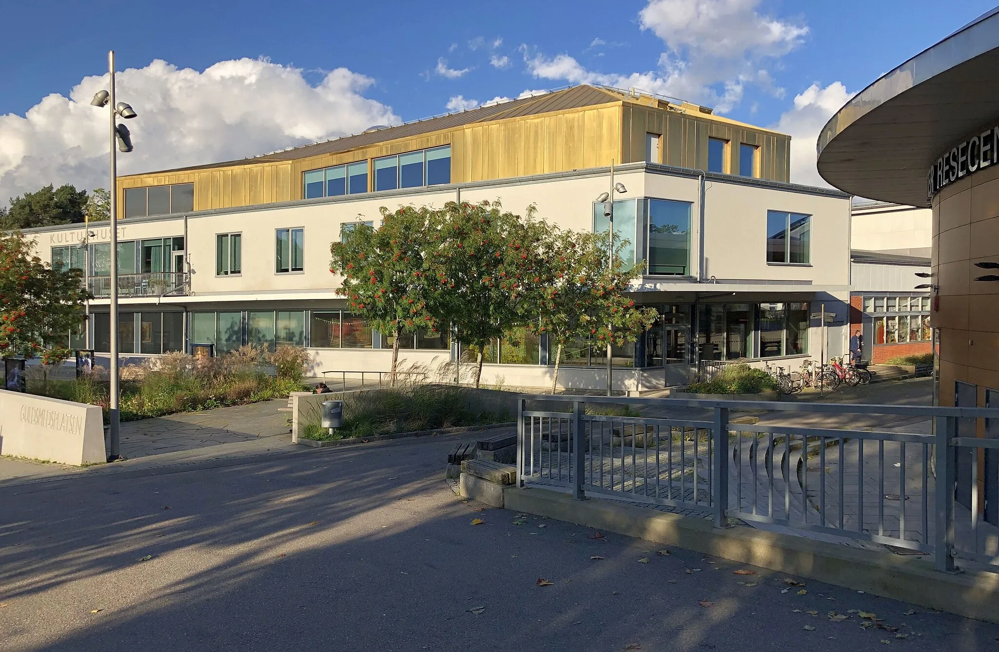 Photo showing: Landvetter Kulturhus vid Guldsmedsplatsen i Landvetter centrum, vy från väster. Till höger i bild skymtar Landvetter Resecentrum