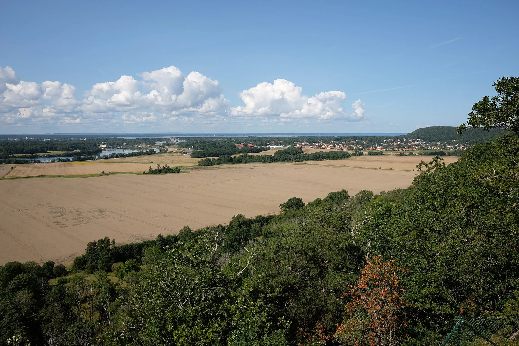 Photo showing: View from Älvutsikten på Hunneberg, Hunneberg, towards Göta älv, Vänern and Vargön.
