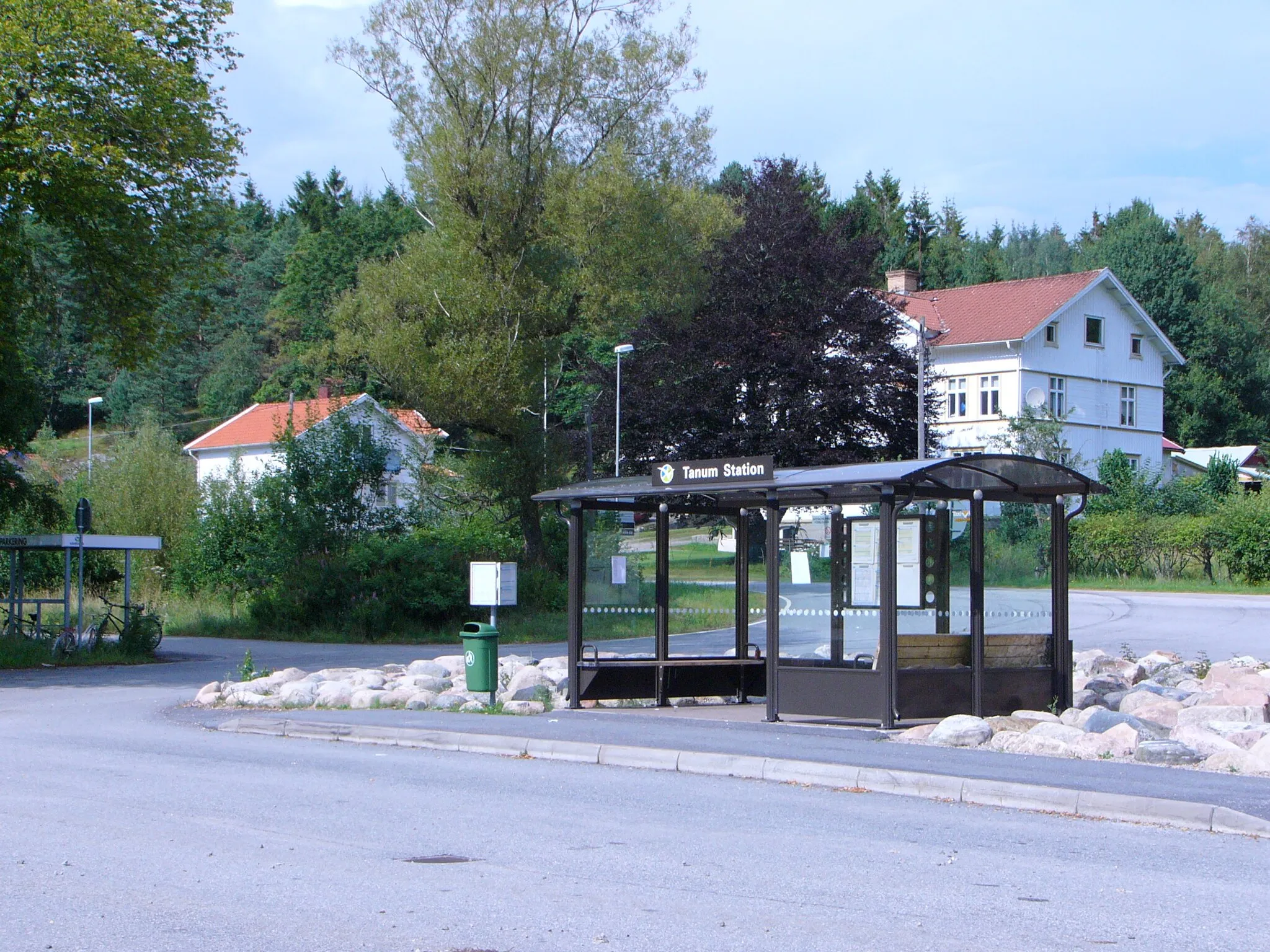 Photo showing: The train/bus shelter at Tanums station