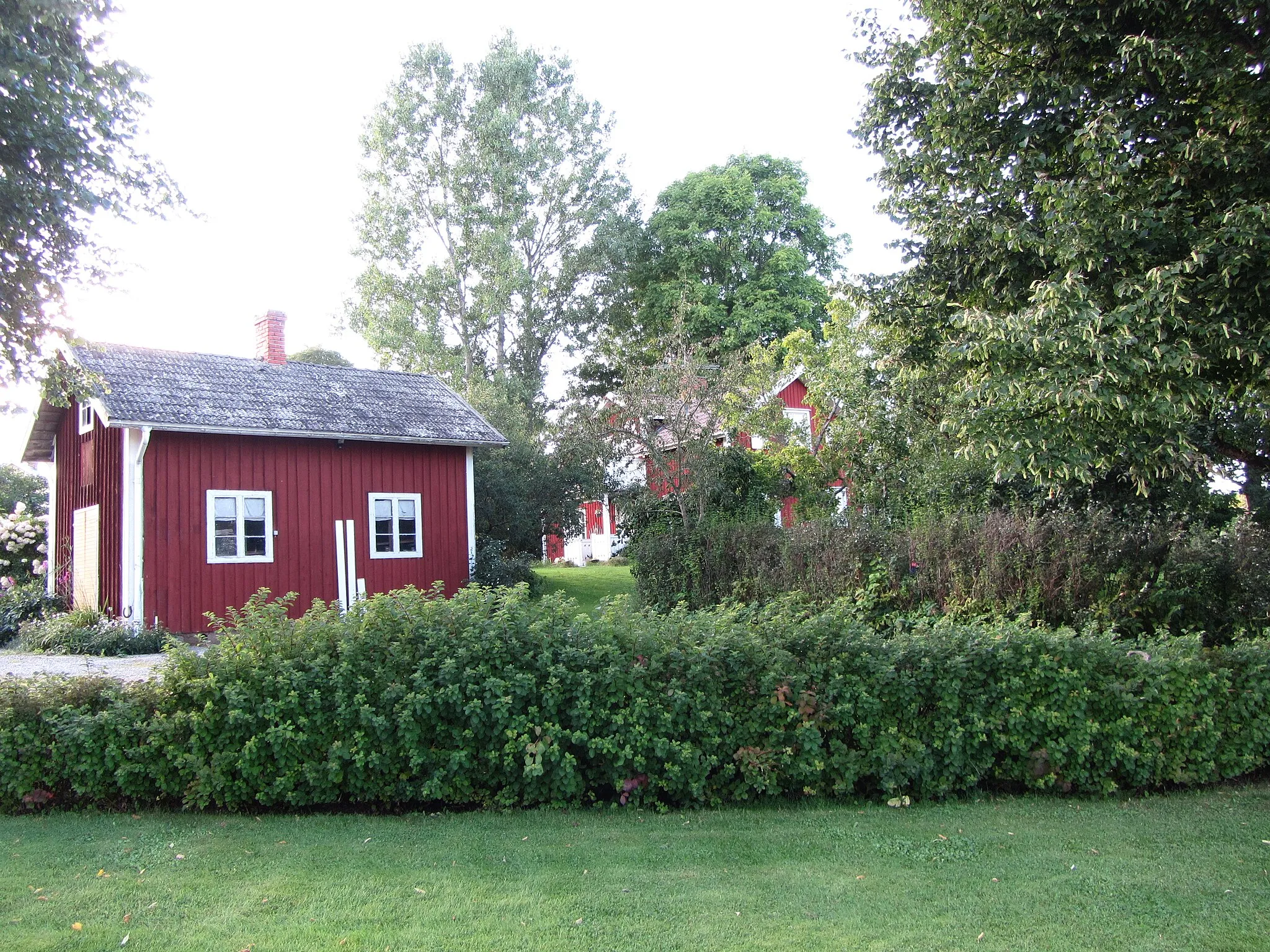 Photo showing: Kyrkogården vid Böja kyrka i nordligaste delen av nordvästra Skövde kommun, mellan Mariestad och Skövde i Västergötland.