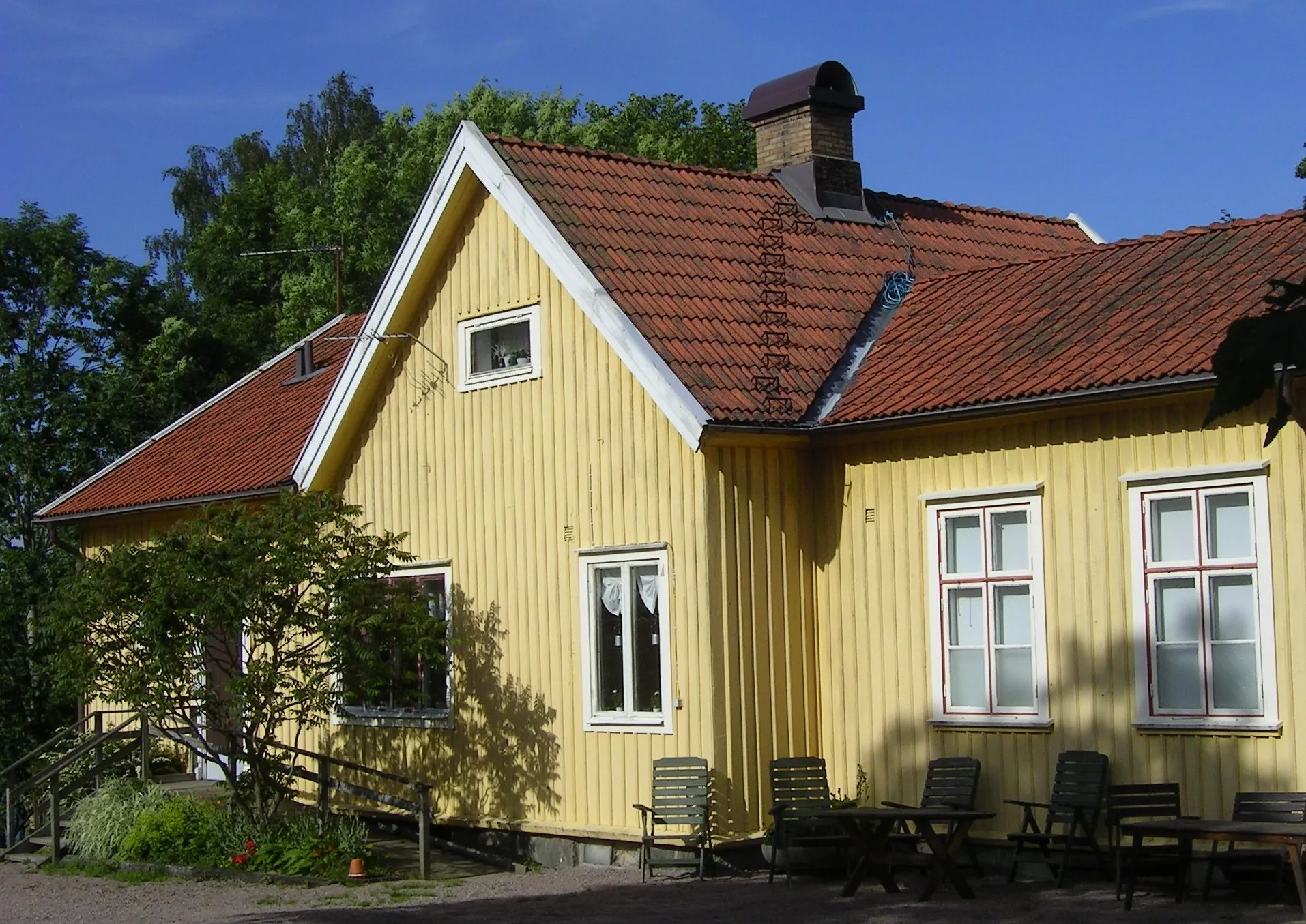 Photo showing: Former school in Benareby, Härryda municipality, Sweden. Nowadays a community centre.