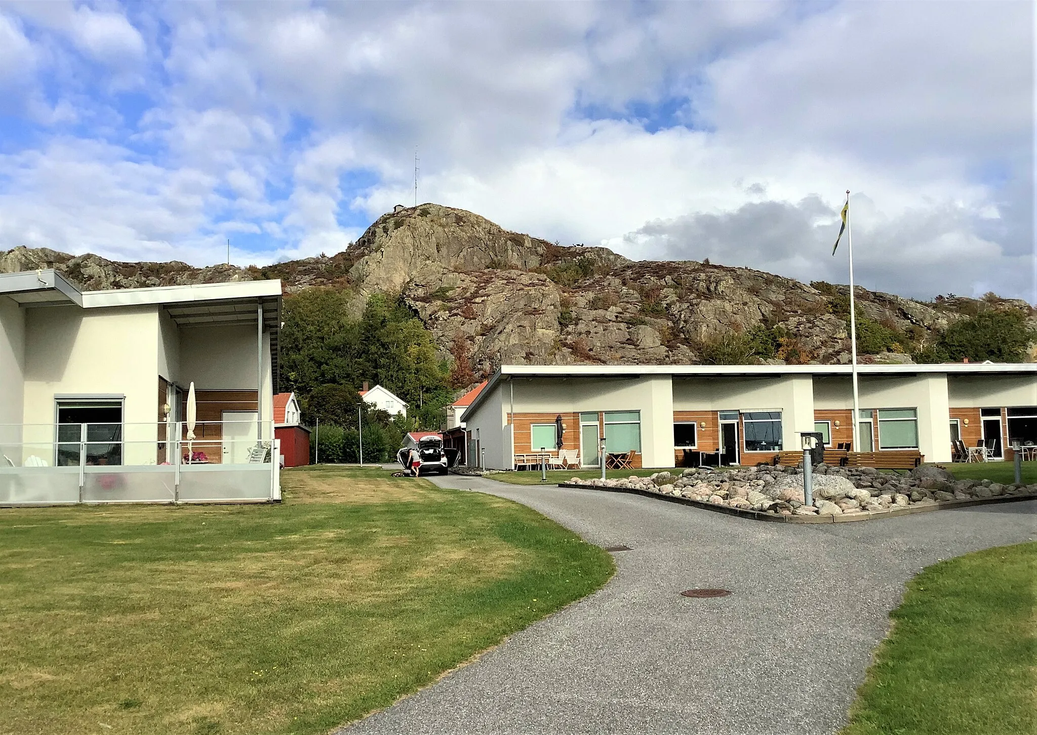 Photo showing: Modern housing close to Skeppsviken in Ellös village in Morlanda District, Orust Municipality, Västra Götaland County, Sweden.