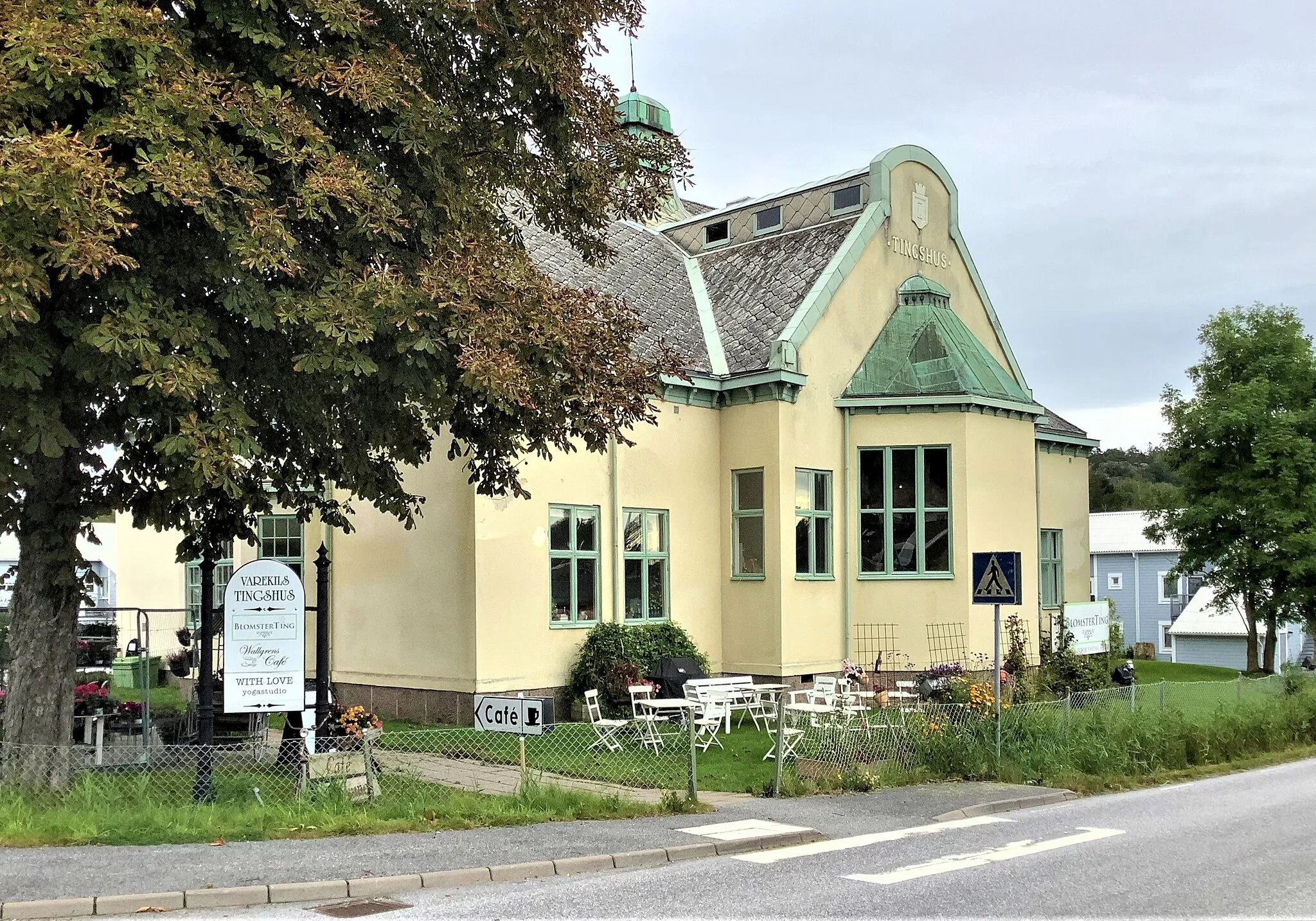 Photo showing: Former Varekil Courhouse (Varekils tingshus) in Varekil, Orust, Västra Götaland County, Sweden, built 1911-1912. Architect: Rudolf Lange. The building functioned as a courthouse 1912-1961.