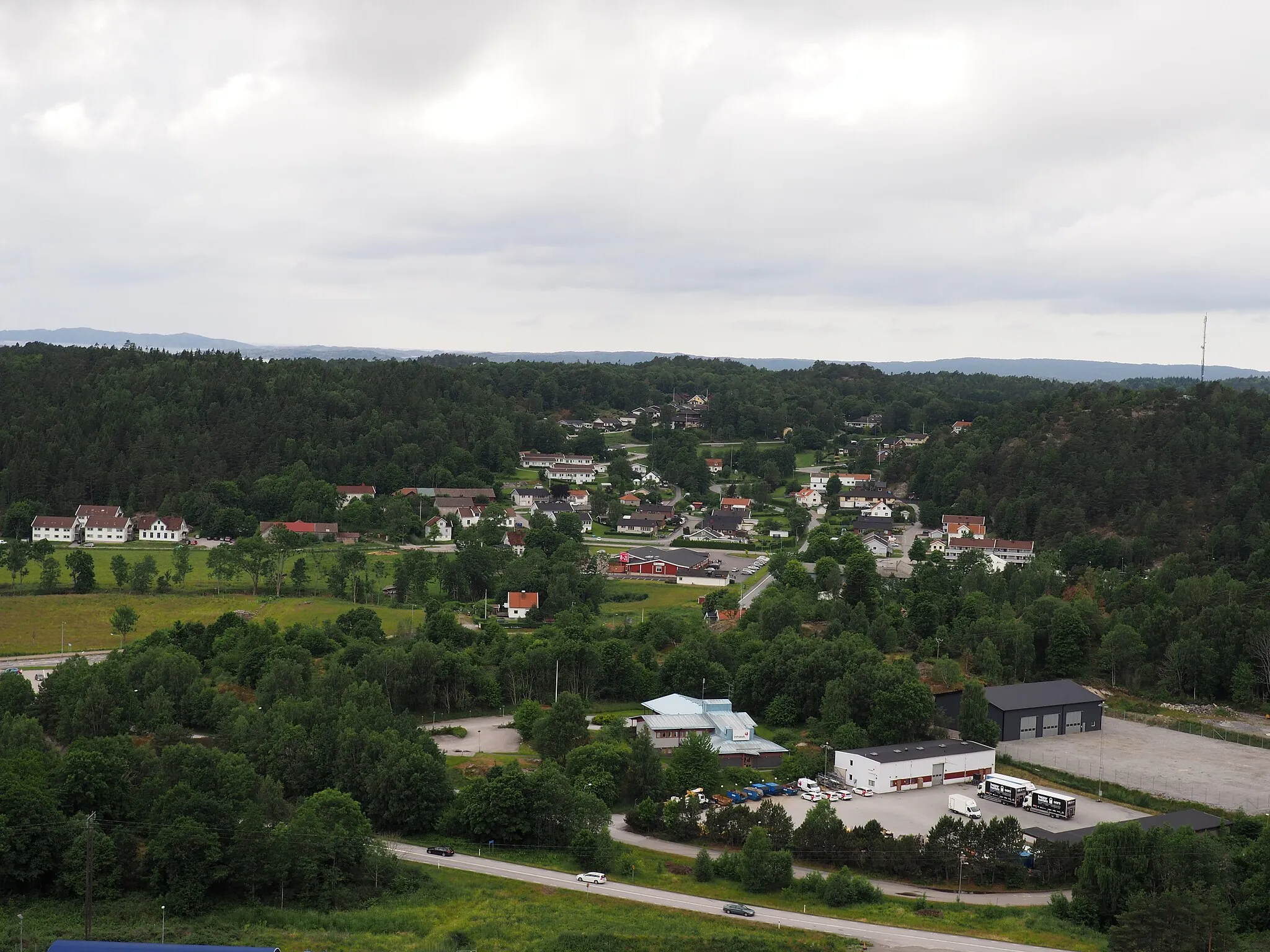 Photo showing: Vy över centrala (östra) Varekil. Bilden är tagen från berget bakom Industrivägen mellan Lundby och Västra röd.