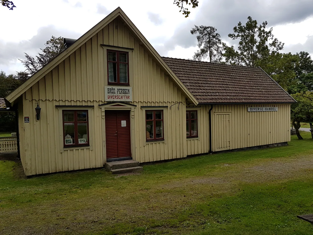 Photo showing: Gamla lanthandeln "Lyckebo" (också benämnd Bröd. Perssons diverseaffär) i Simlångsdalen, som sedan 1984 tillhör Breareds kulturhistoriska förening.