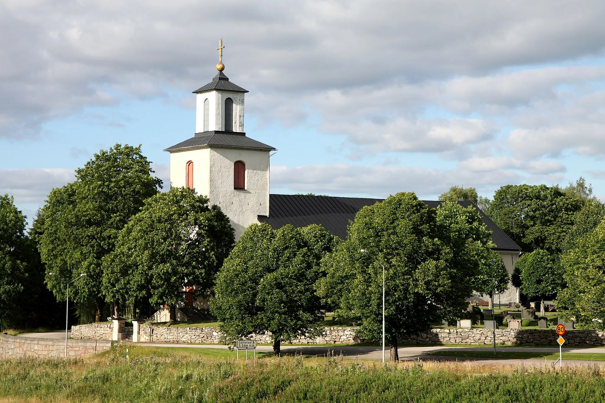 Photo showing: Gällstad och Södra Säms kyrka.