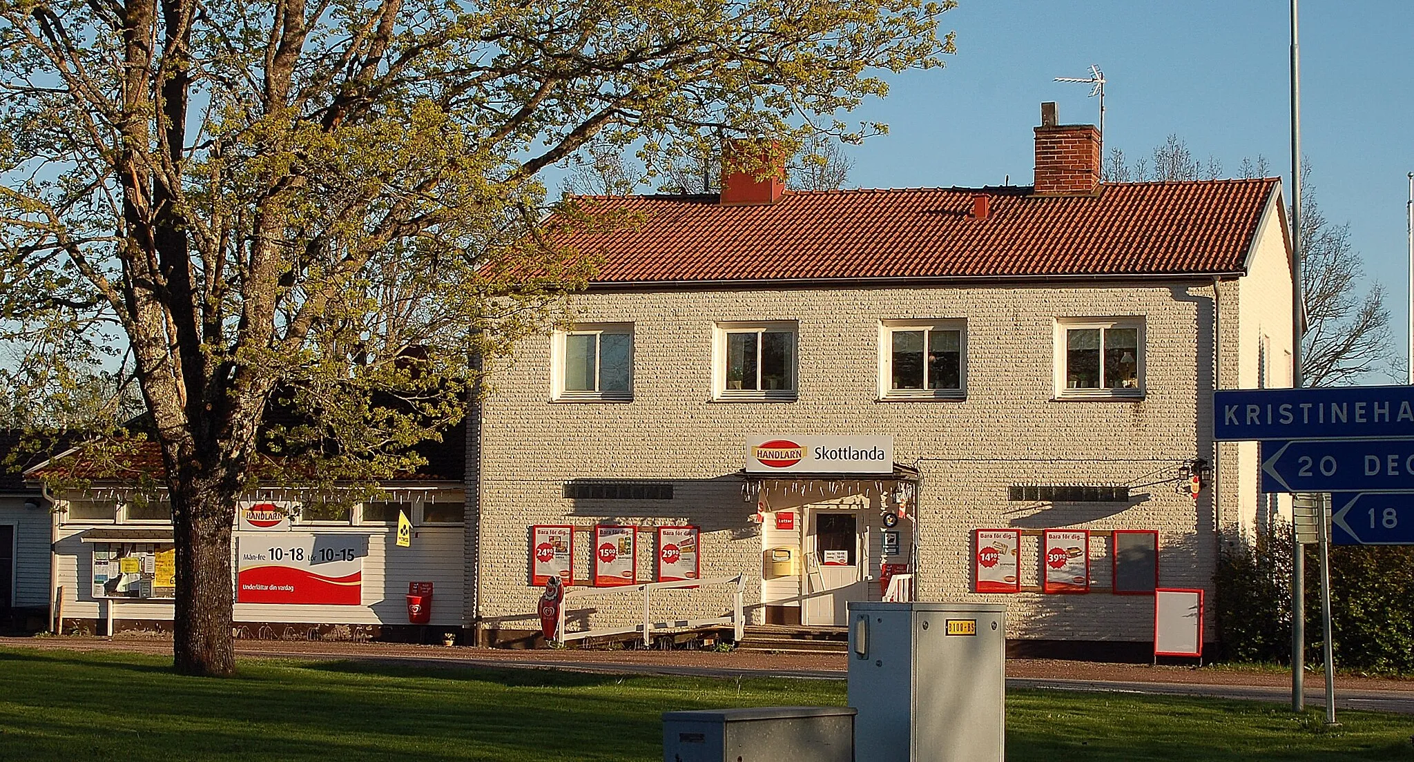 Photo showing: Centrum i Skottlanda med butiken Handlar'n (numera nerlagd, 2022) i Kristinehamns kommun.