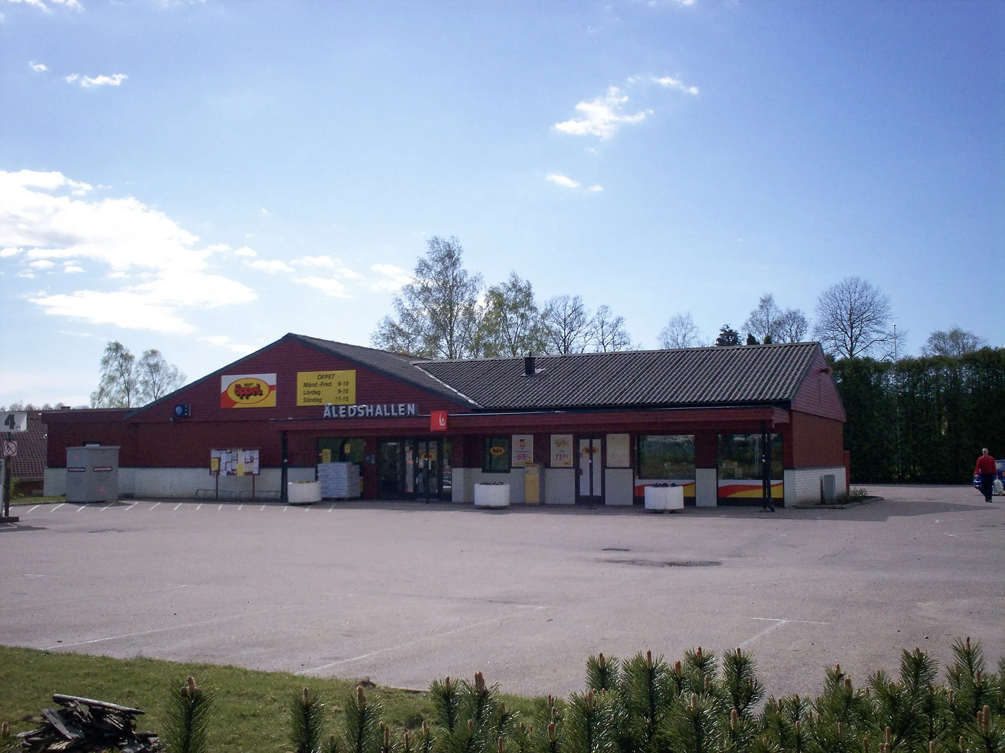 Photo showing: The local grocery store.