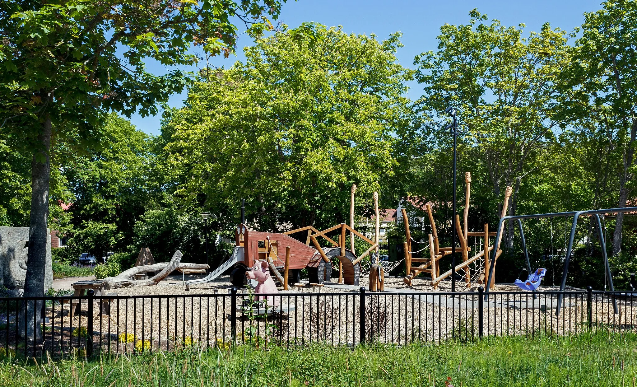 Photo showing: The farm-themed central playground in Brastad, Lysekil Municipality, Sweden. The playground was built in 2018, based on ideas and designs by the fifth-graders of the Stångenäs school. The playground is situated in Nyströms Park in central Brastad.