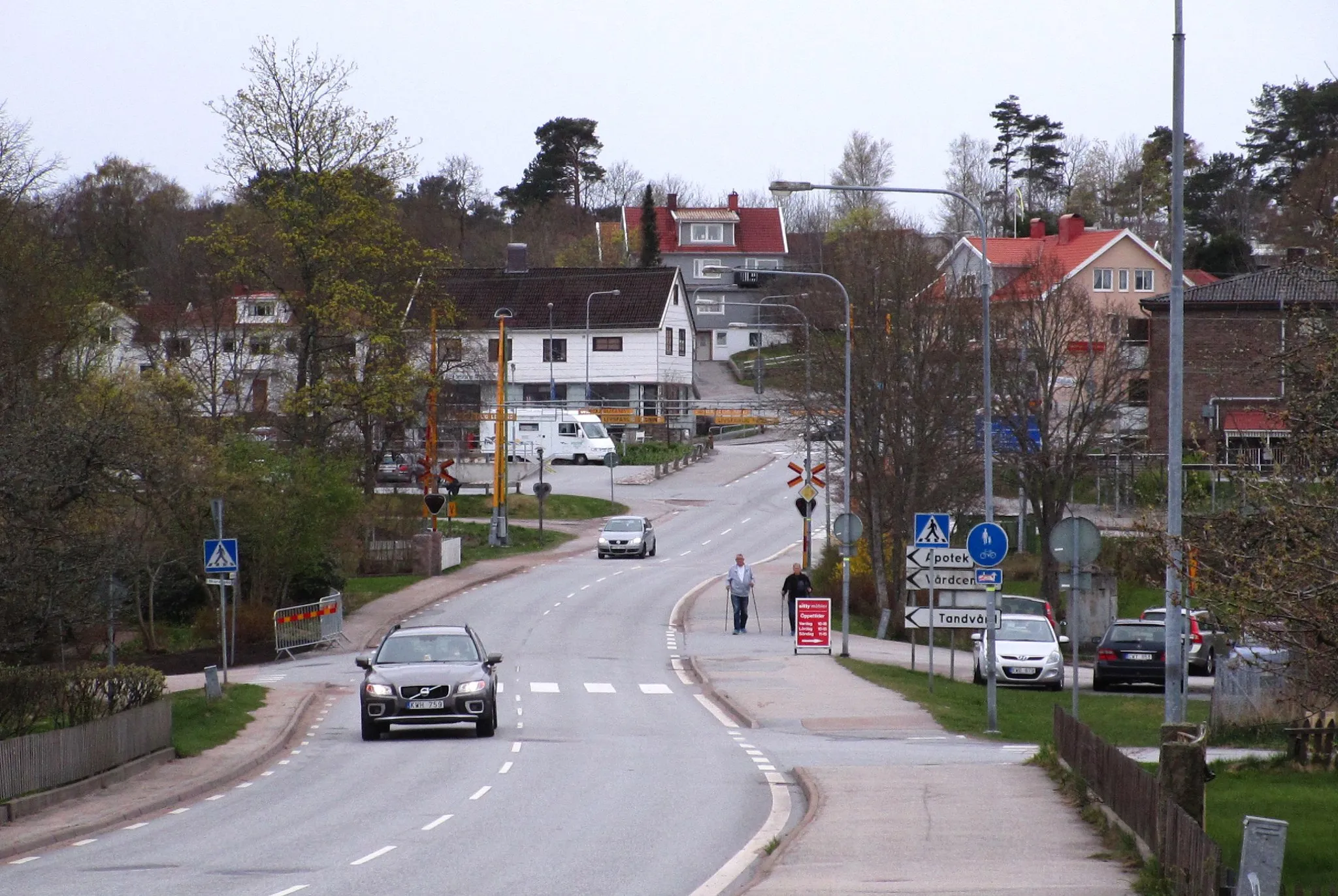 Photo showing: Downtown Brastad, Lysekil, Sweden, as seen from across the railway.