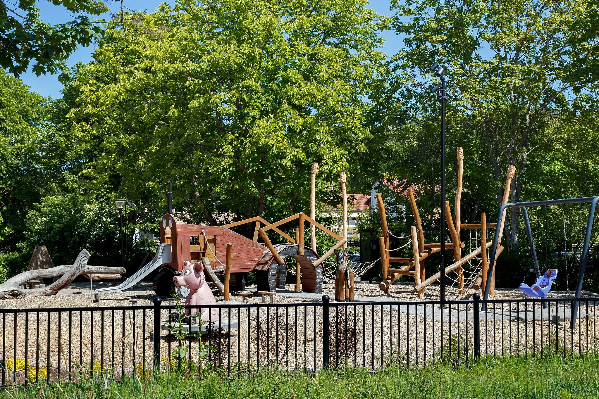 Photo showing: The farm-themed central playground in Brastad, Lysekil Municipality, Sweden. The playground was built in 2018, based on ideas and designs by the fifth-graders of the Stångenäs school. The playground is situated in Nyströms Park in central Brastad.