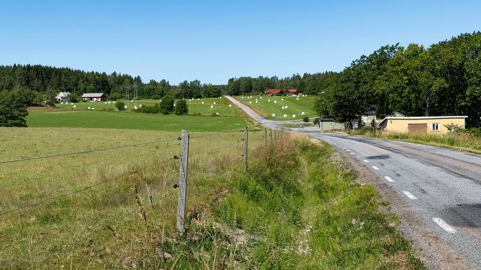 Photo showing: Farmlands in Angård, Brastad, Lysekil Municipality, Sweden.
