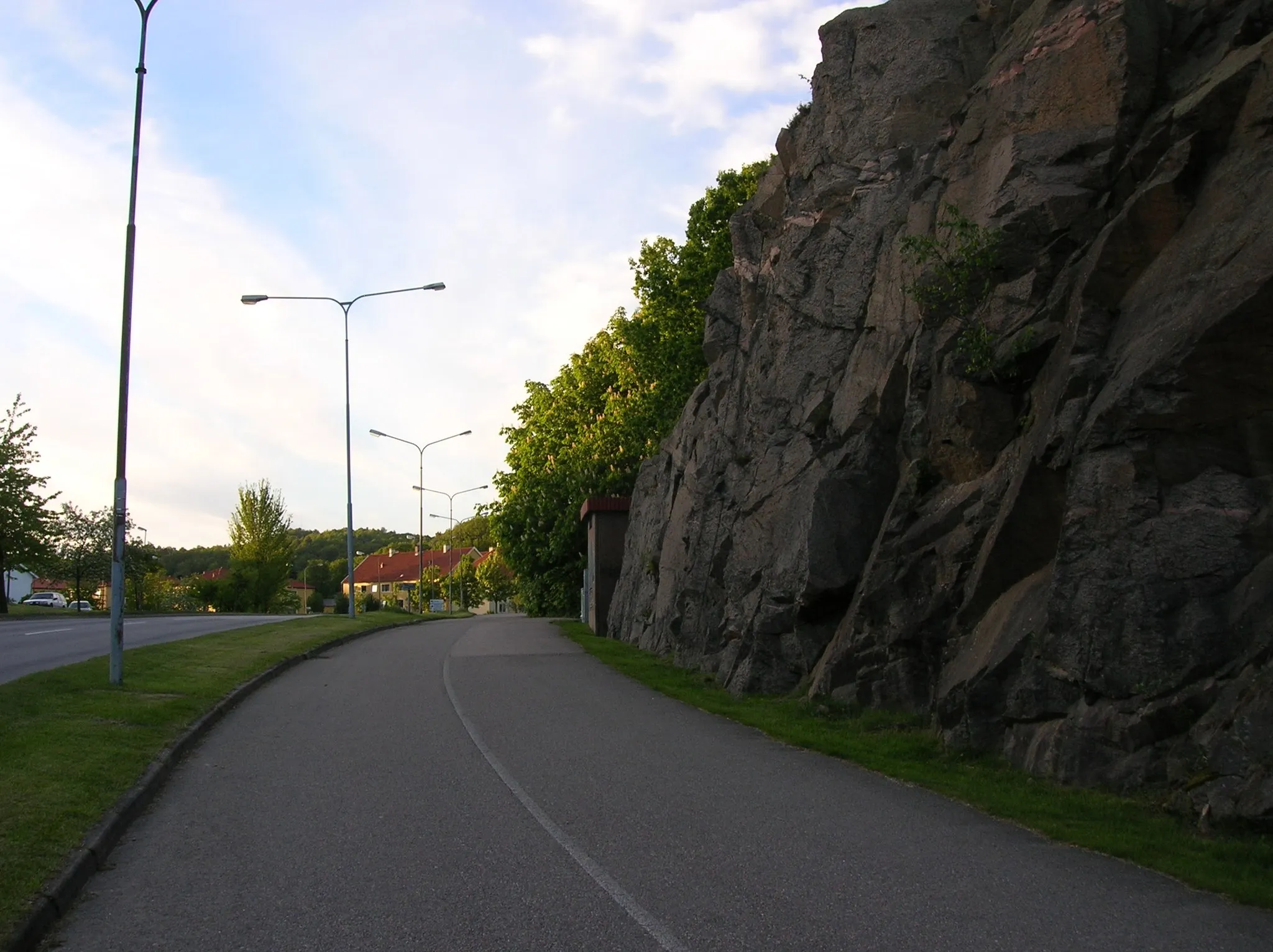 Photo showing: A mountain wall and a road in Uddevalla, Sweden