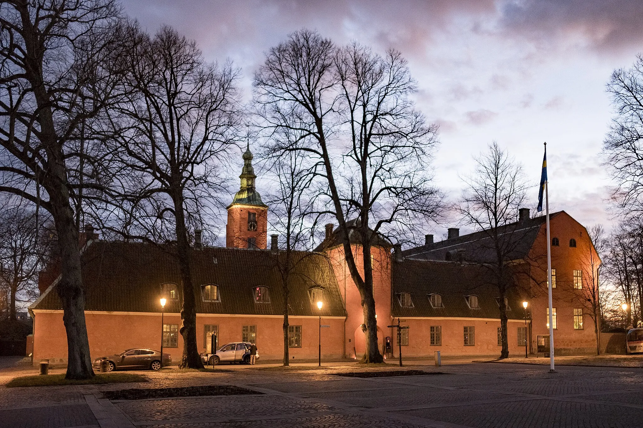 Photo showing: Både den svenska och den danska flaggan vajade utanför Halmstads slott den 1 mars 2019 i samband med firandet av 400 år sedan slottet invigdes och kungamötet i februari 1619 mellan  Christian IV och Gustav II Adolf.. Tidigare på dagen hölls föreläsningar om vänskap och dansk-svenskt samarbete vid Högskolan i Halmstad med anknytning till att Region Halland och de sex kommunerna där dels gått med i det dansk-svenska politiska samarbetet Greater Copenhagen Committee, dels i det tysk-dansk-svensk-norska politiska samarbetet STRING.
Photo: News Øresund Johan Wessman.
© News Øresund Johan Wessman (CC BY 3.0).
Detta verk av News Øresund är licensierat under en Creative Commons Erkännande 3.0 Unported-licens (CC BY 3.0). Bilden får fritt publiceras under förutsättning att källa anges. .The picture can be used freely under the prerequisite that the source is given. News Øresund, Malmö, Sweden.News Øresund är en oberoende regional nyhetsbyrå som är en del av det oberoende dansk-svenska kunskapscentrat Øresundsinstituttet.
www.newsoresund.org

www.oresundsinstituttet.org