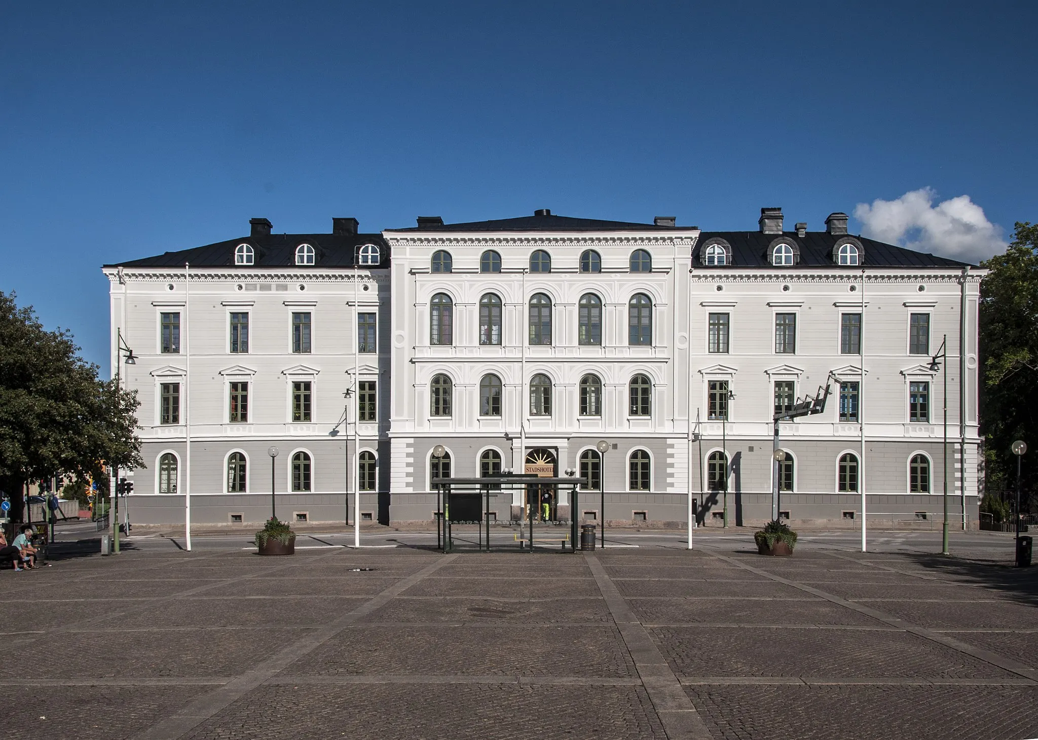 Photo showing: Mariestads stadshotell vid Nya Torget i Mariestad. Invigt 1866. Arkitekt Fredrik Wilhelm Scholander.(Källa:Mariestads stadsarkiv Drätselkammaren, volym F7: 4) Senare ut- och ombyggt.