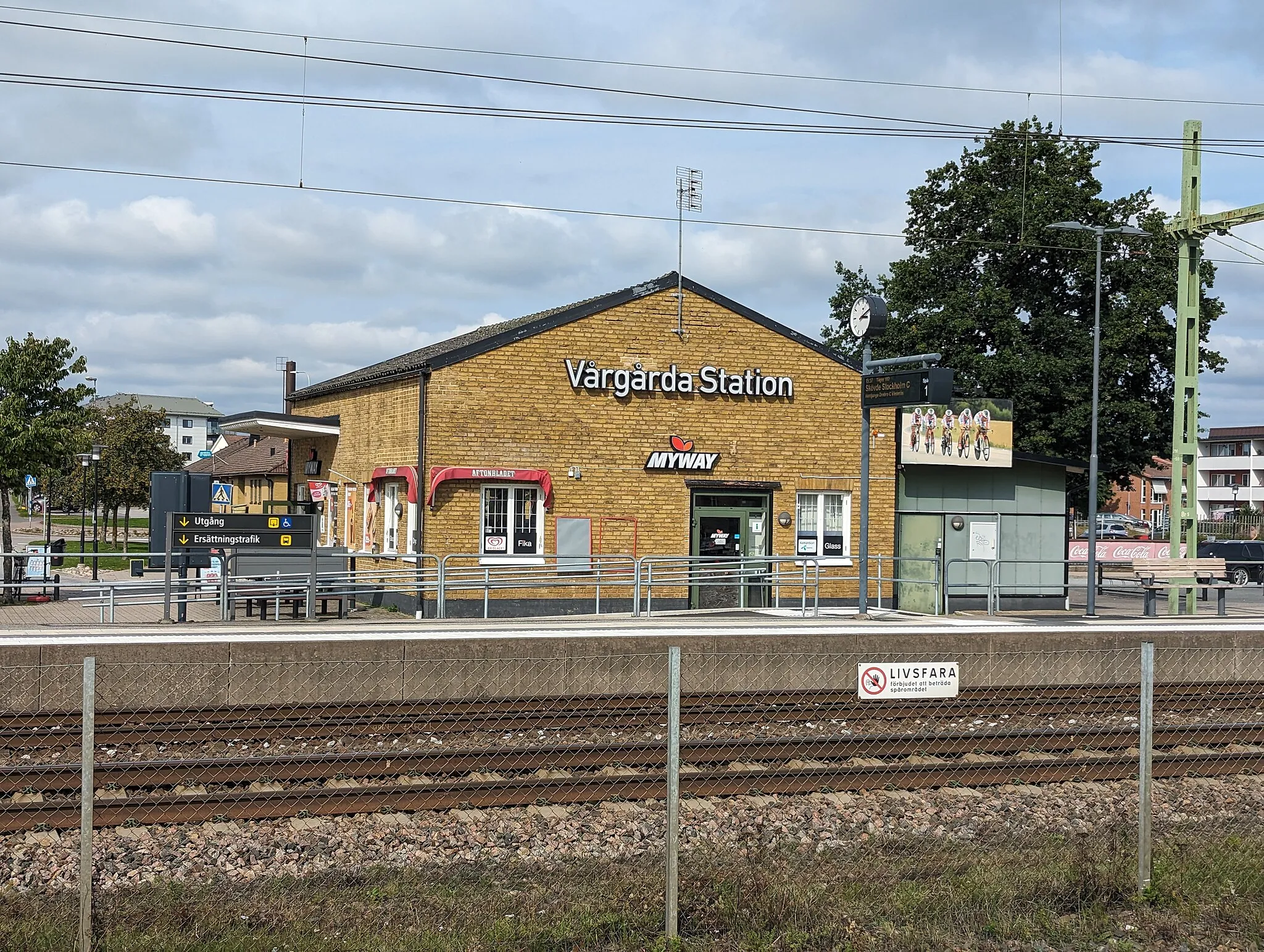 Photo showing: Kiosk och perrong på Vårgårda station den 19 augusti 2023.