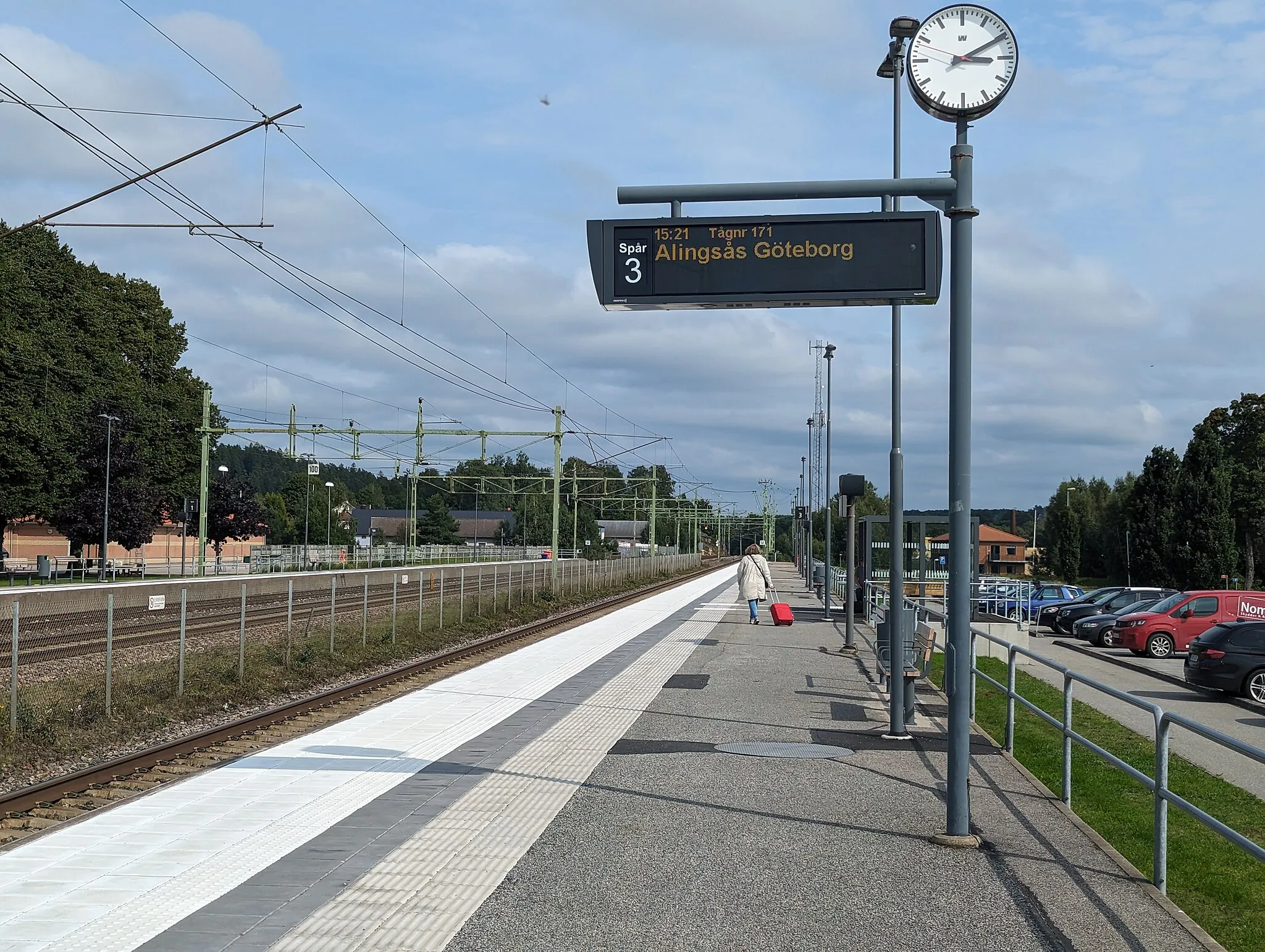 Photo showing: Perrongen på spår 2 på Vårgårda station den 19 augusti 2023.