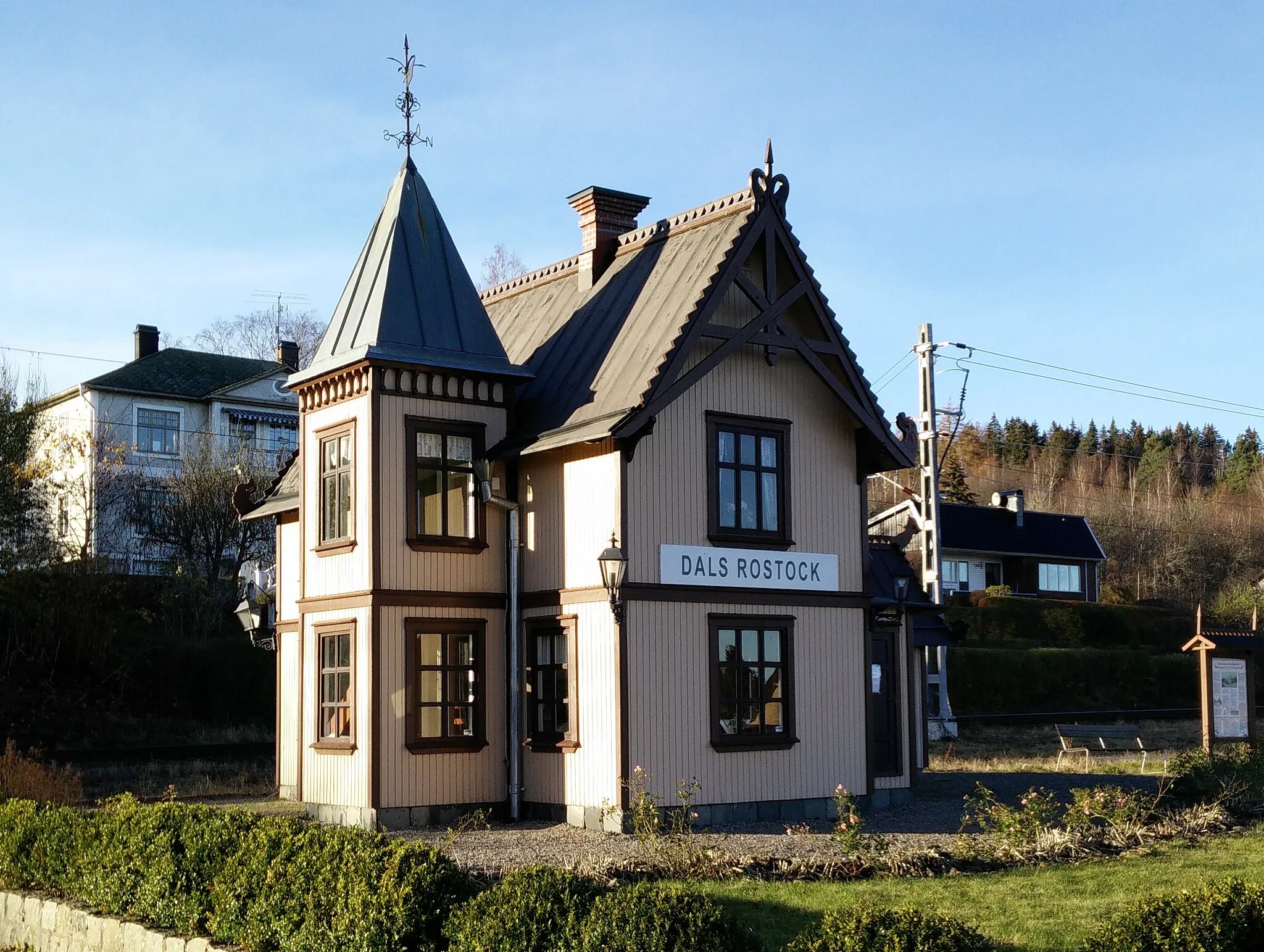 Photo showing: Stationsbyggnaden i Dals Rostock har byggts upp i halv skala.