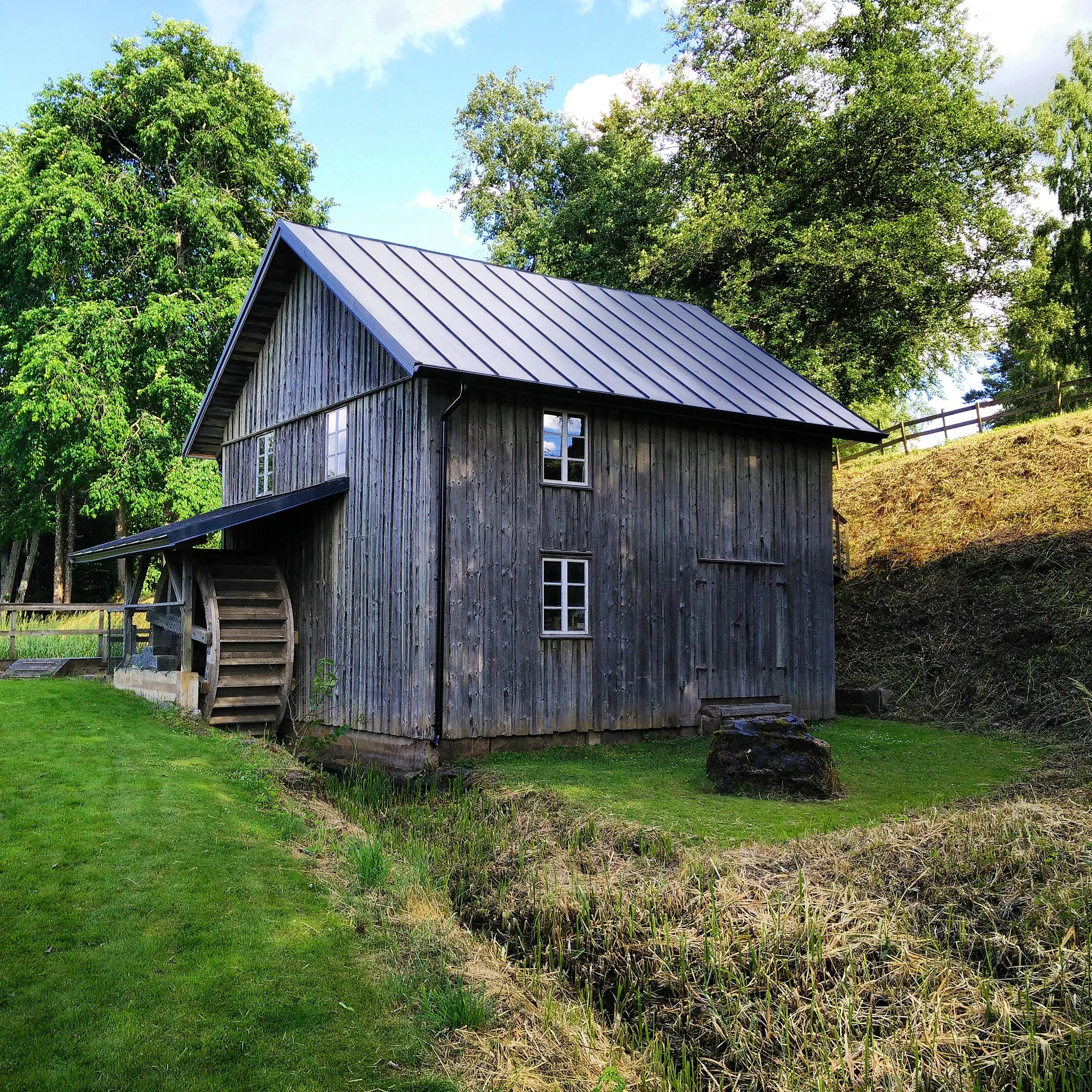 Photo showing: Äldre byggnad i centrala Blidsberg.