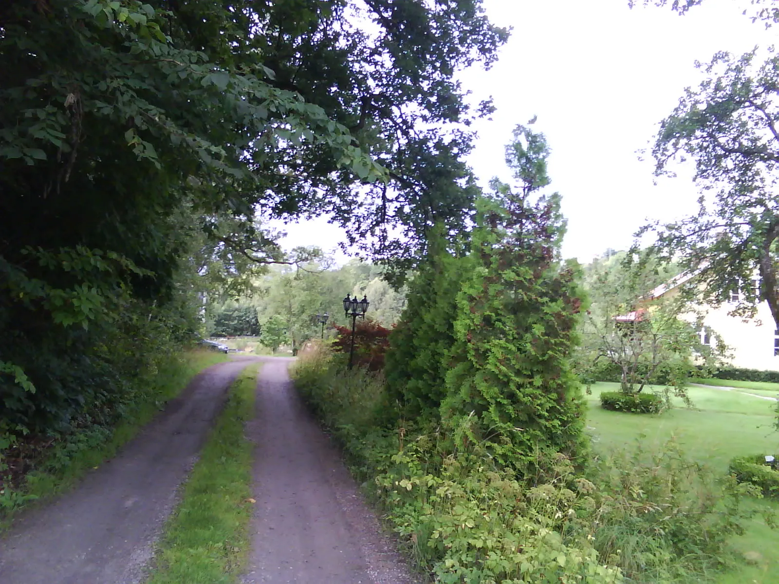 Photo showing: Bostadsområdet Lyckorna och bostadsområdet (och kyrkbyn) Ljung nära Ljungs gamla kyrka (och Ljungs nya kyrka), strax söder om Ljungskile i södra Uddevalla kommun i Bohuslän.