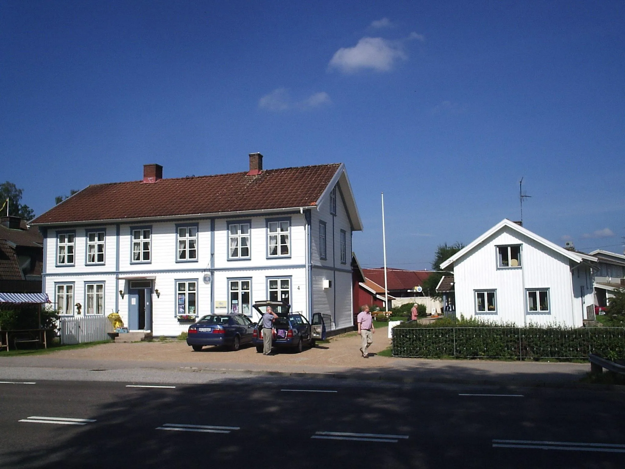 Photo showing: Äldre bebyggelse vid landsvägsbron över ån Henån, Orust kommun