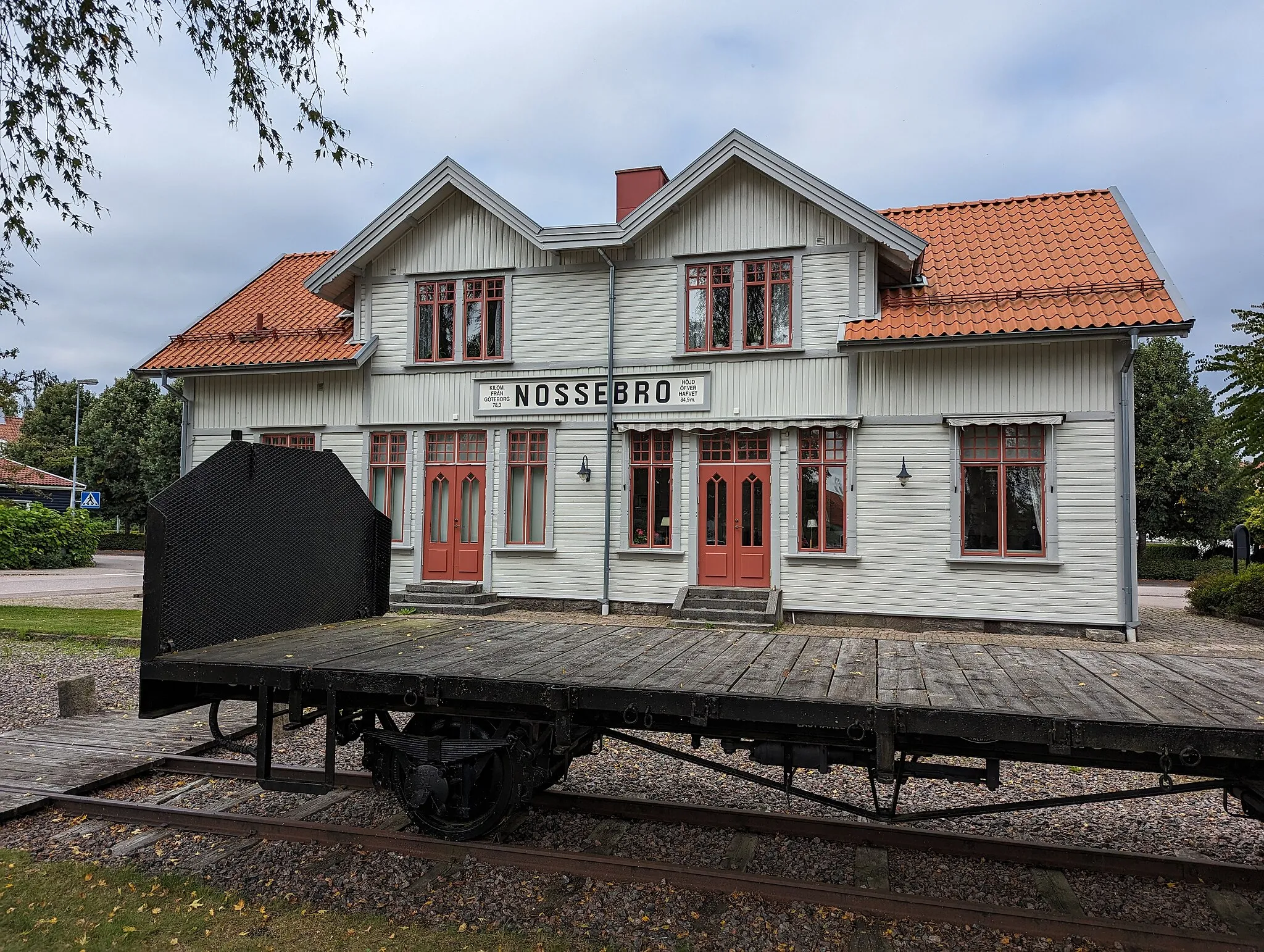 Photo showing: Stationshuset i Nossebro den 19 augusti 2023.