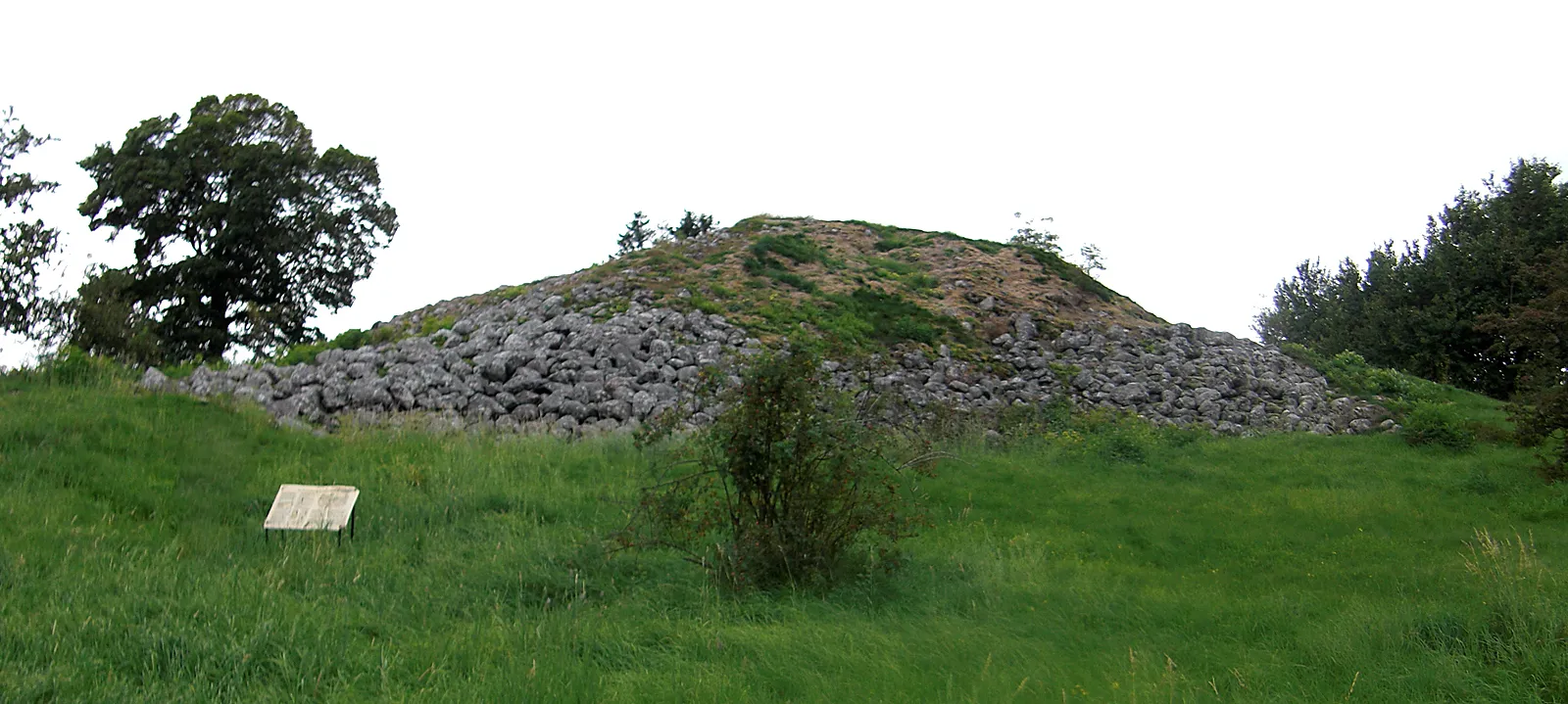 Photo showing: The Bronze Age cairn called Stenkullen (i.e. "The Stone Hill") (RAÄ number Tun 5:1) in Tun Parish, Åse Hundred, Lidköping Municipality, former Skaraborg County, Västergötland, Västra Götaland County, Sweden.