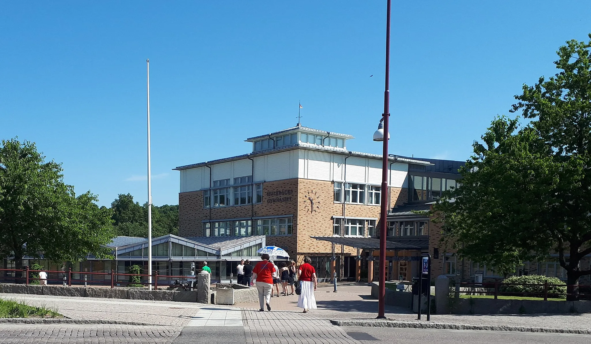 Photo showing: Huvudentrén och matsalen till gymnasiet Hulebäcksgymnasiet i Mölnlycke, Härryda Kommun i juni 2018.