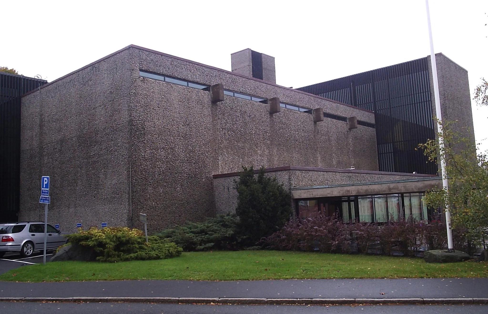 Photo showing: Högsbo kyrka i Göteborg, den 22 oktober 2005. Bilden är fotograferad av Harri Blomberg.