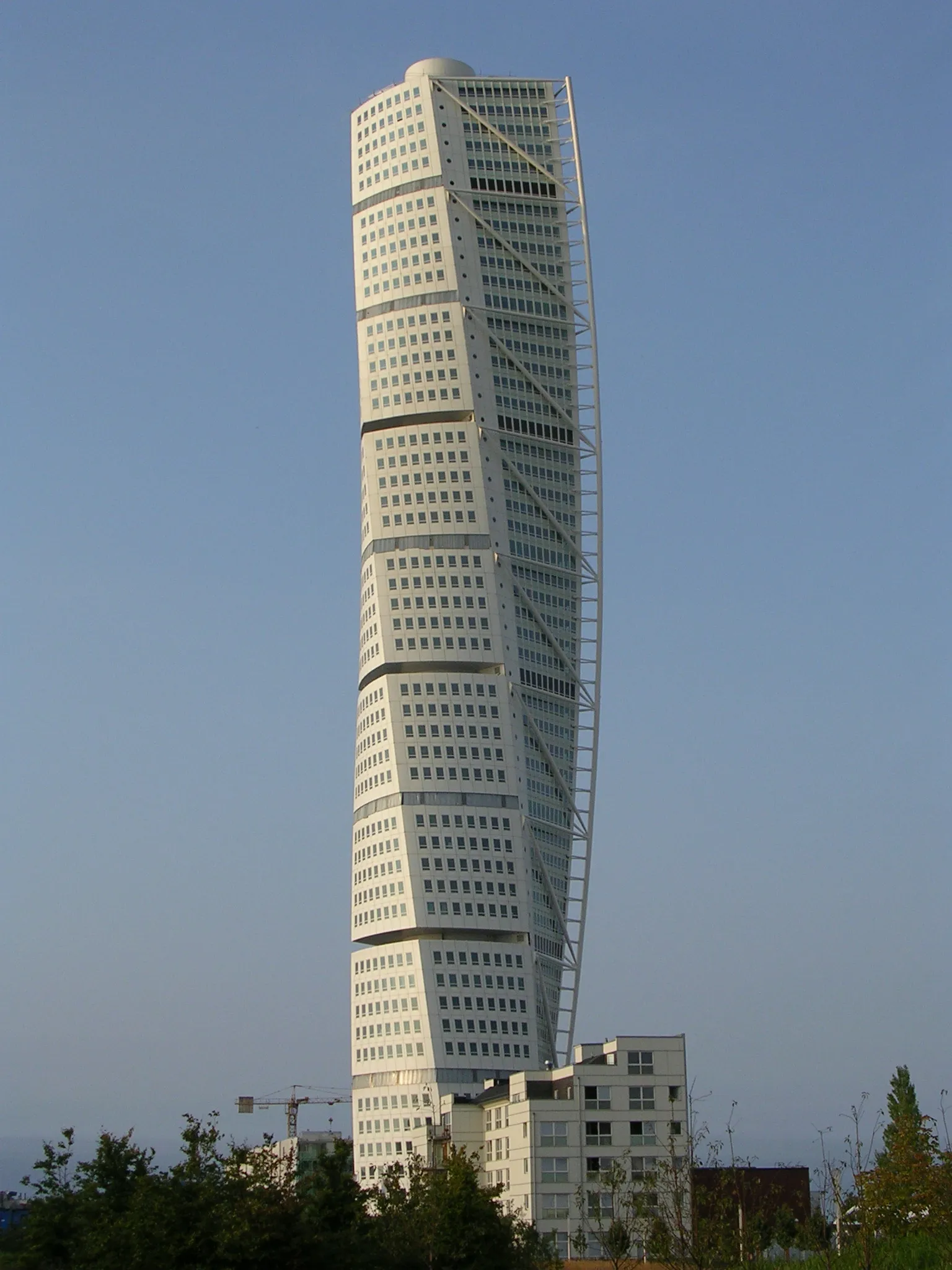 Photo showing: This is the skyscraper Turning Torso situated in the lovely The Western Harbour in city of Malmo. It's designed by the architect Santiago Calatrava and was officially opened 27 August 2005.