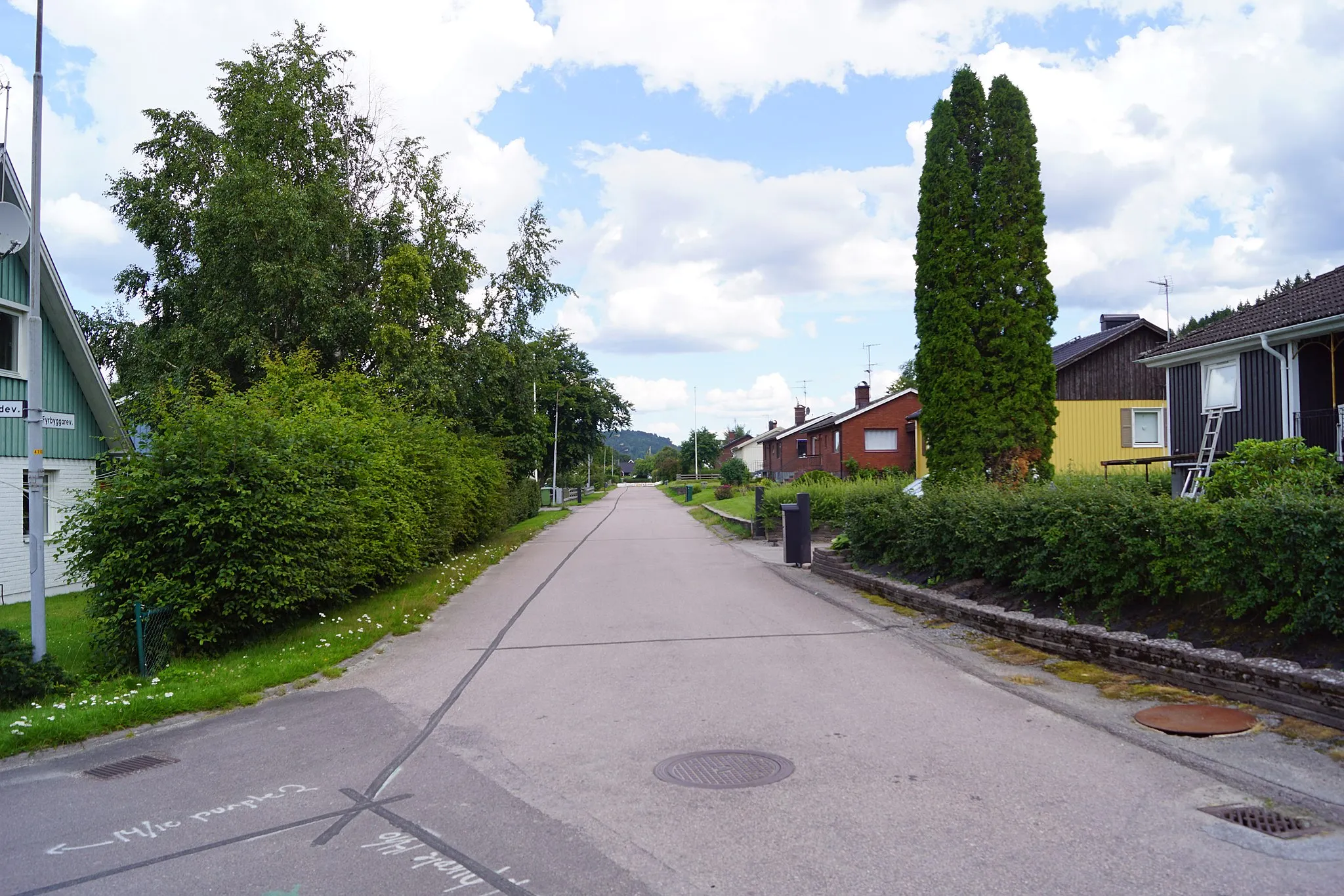 Photo showing: The street Fyrbyggarevägen in Skepplanda, Ale Municipality, Sweden.