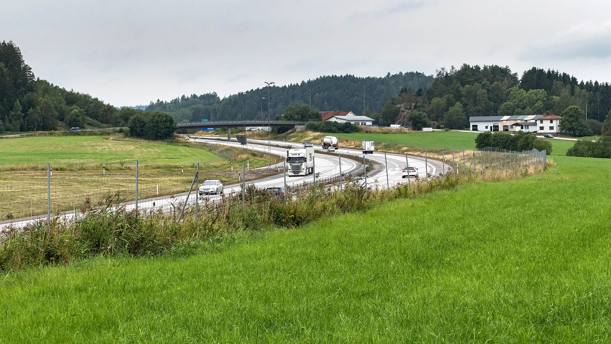 Photo showing: Looking north along road E6 at Håbymotet, Håby, Munkedal Municipality, Sweden.