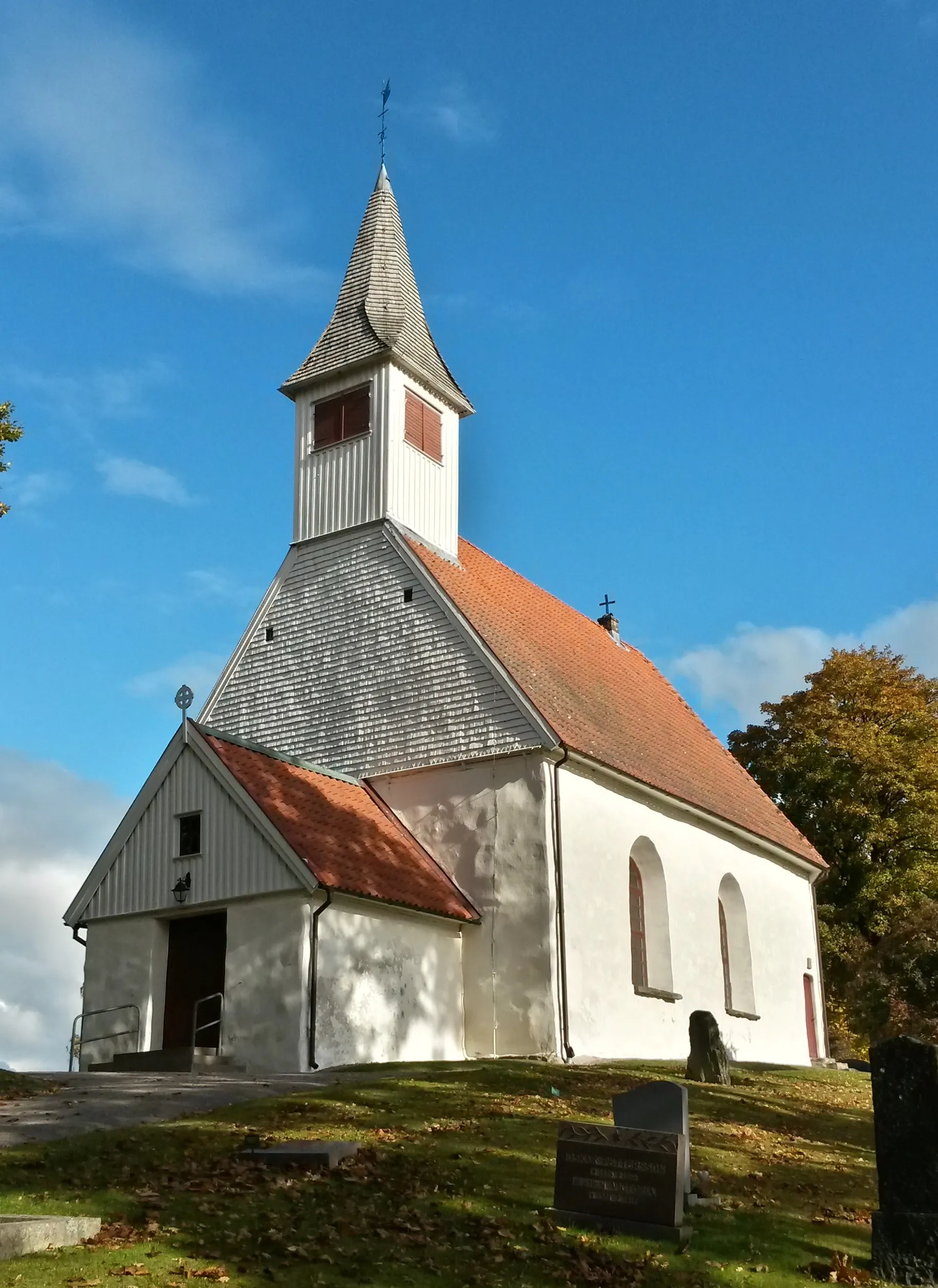 Photo showing: Hols kyrka sedd snett framifrån.