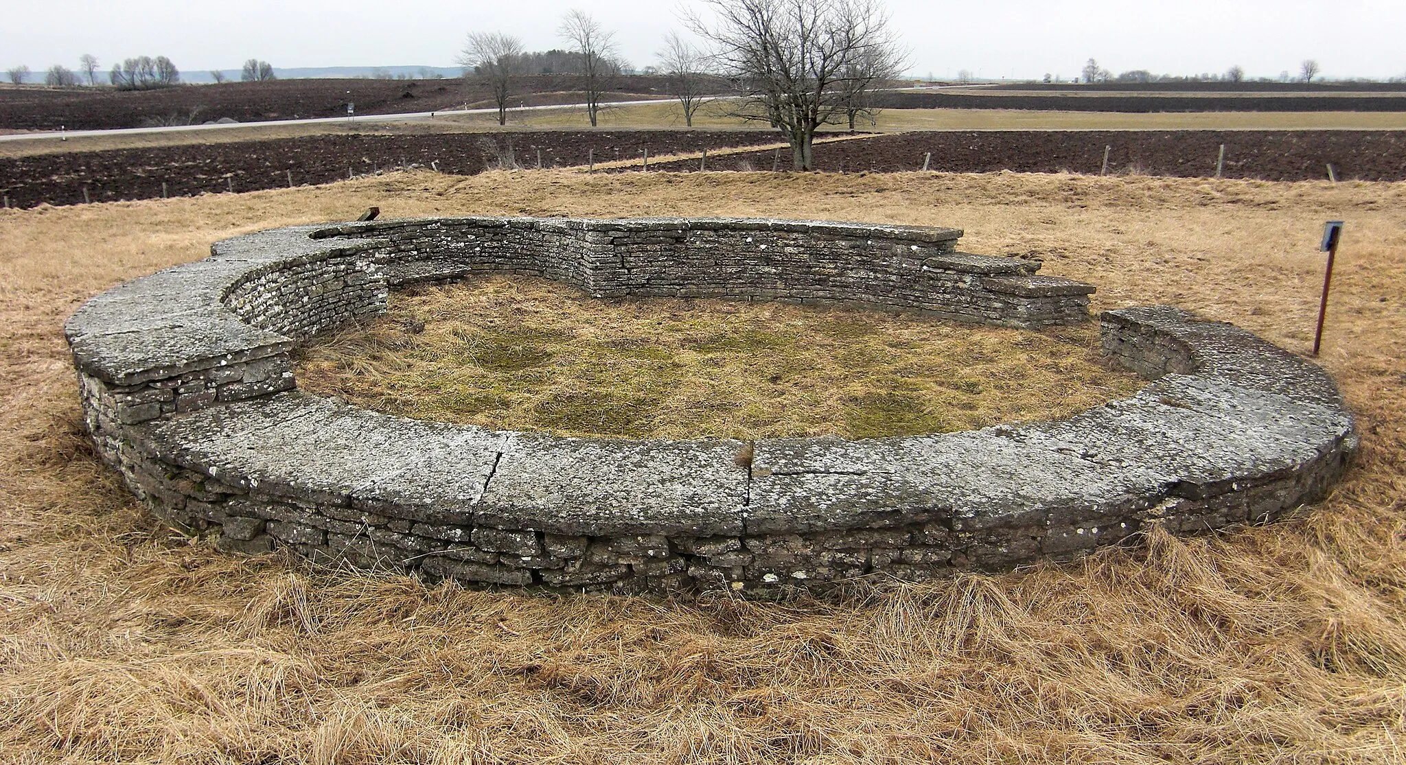 Photo showing: The Agnestad church ruin is situated 2 km southeast of Falköping in Västergötland, Sweden. The church was built in the 12th century. It was the parish church in Agnestad parish, that later bacame the Easten parish of Falköping, but the ruin is nowadays situated in Karleby parish. During the Mediaeval times the parish belonged to the Ålleberg fjärding of Vartofta hundred. The ruin is situated less than one kilometer north of the northen end of Mount Ålleberg.