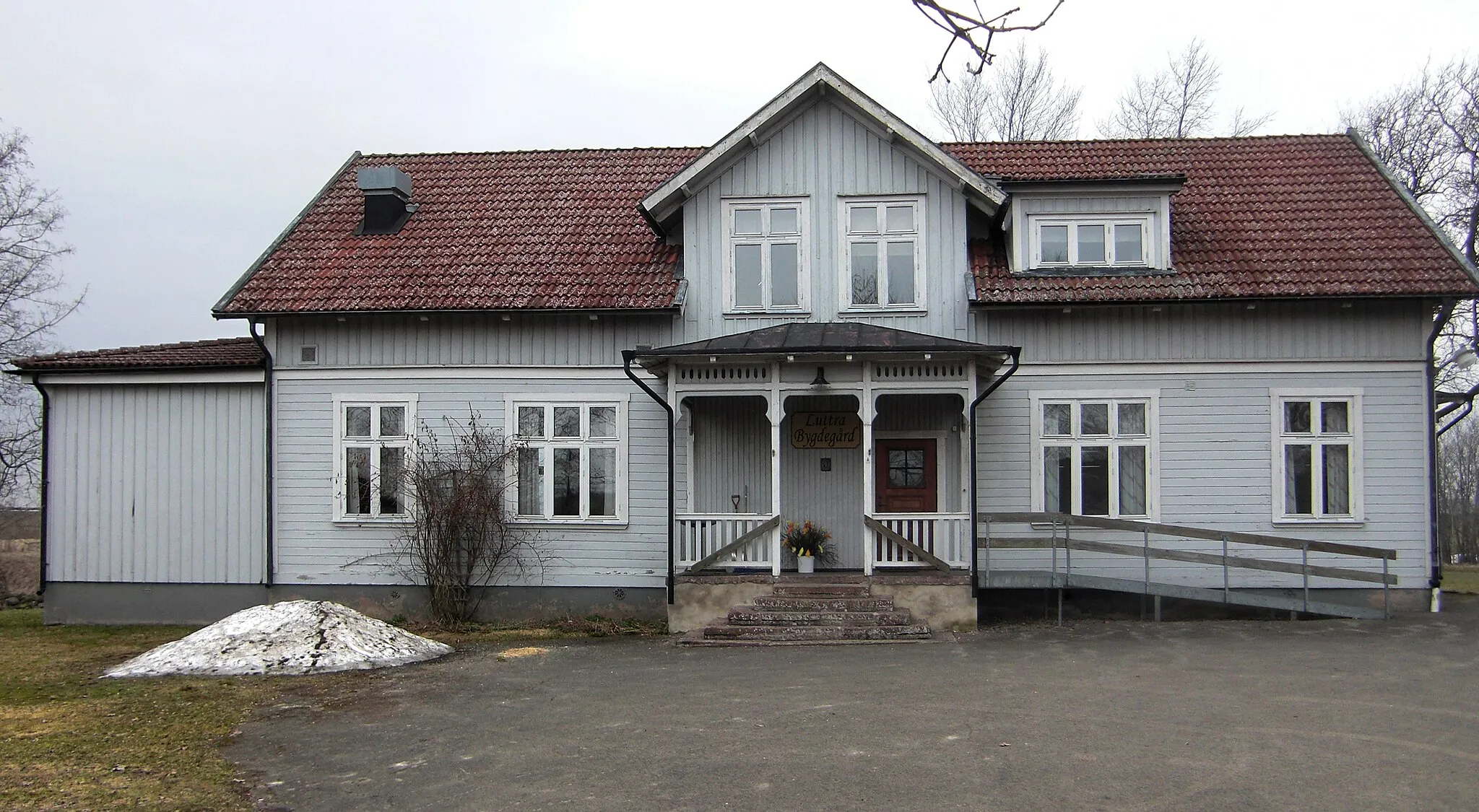 Photo showing: Luttra bygdegård, f.d. Luttra skola, i Luttra by, Luttra socken, Falköpings kommun, Vartofta härad, f.d. Skaraborgs län, Västergötland, Västra Götalands län, Sverige.