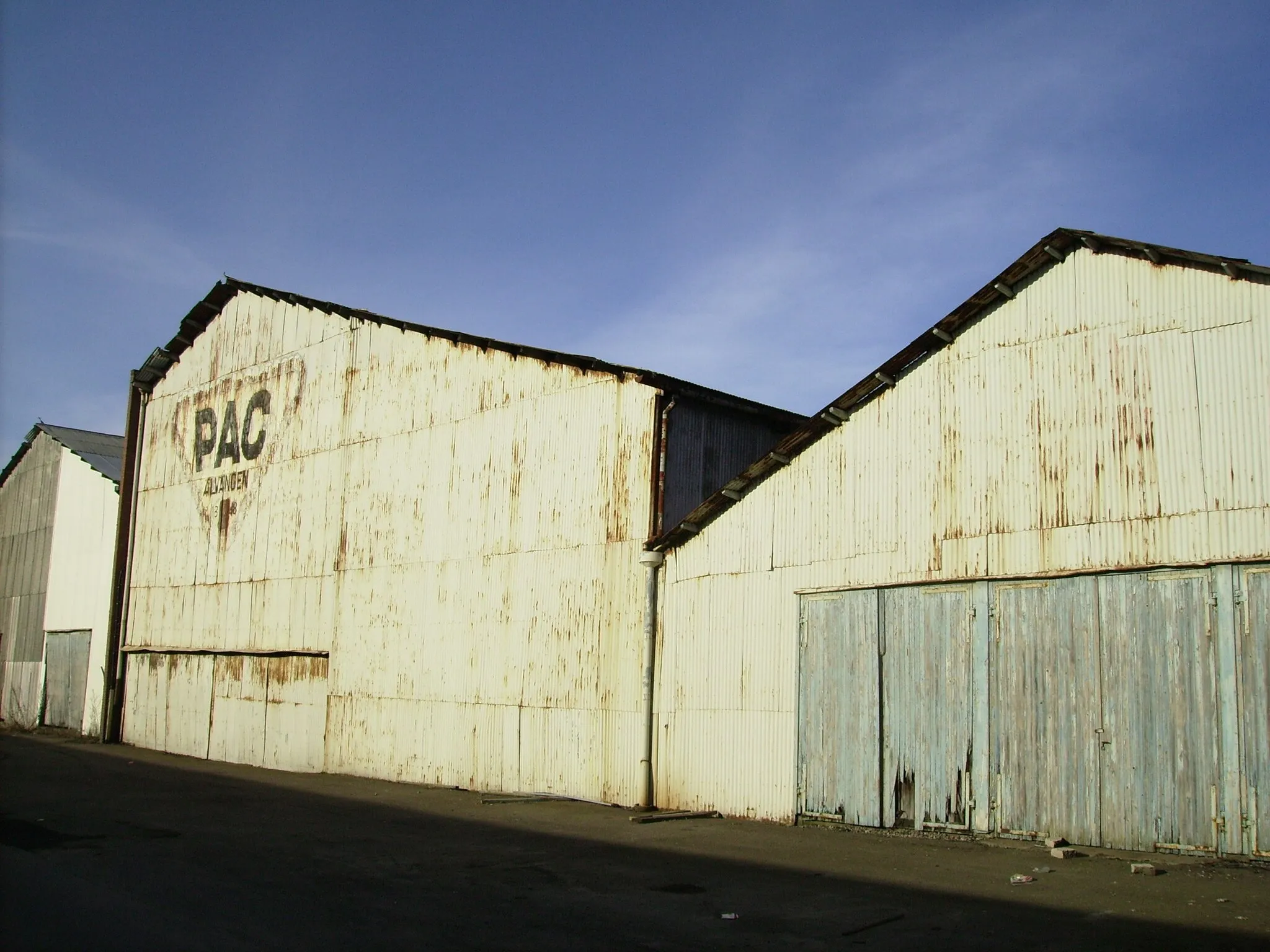 Photo showing: Run down locals at P.A. Carlmarks in Alvangen. March 2009.