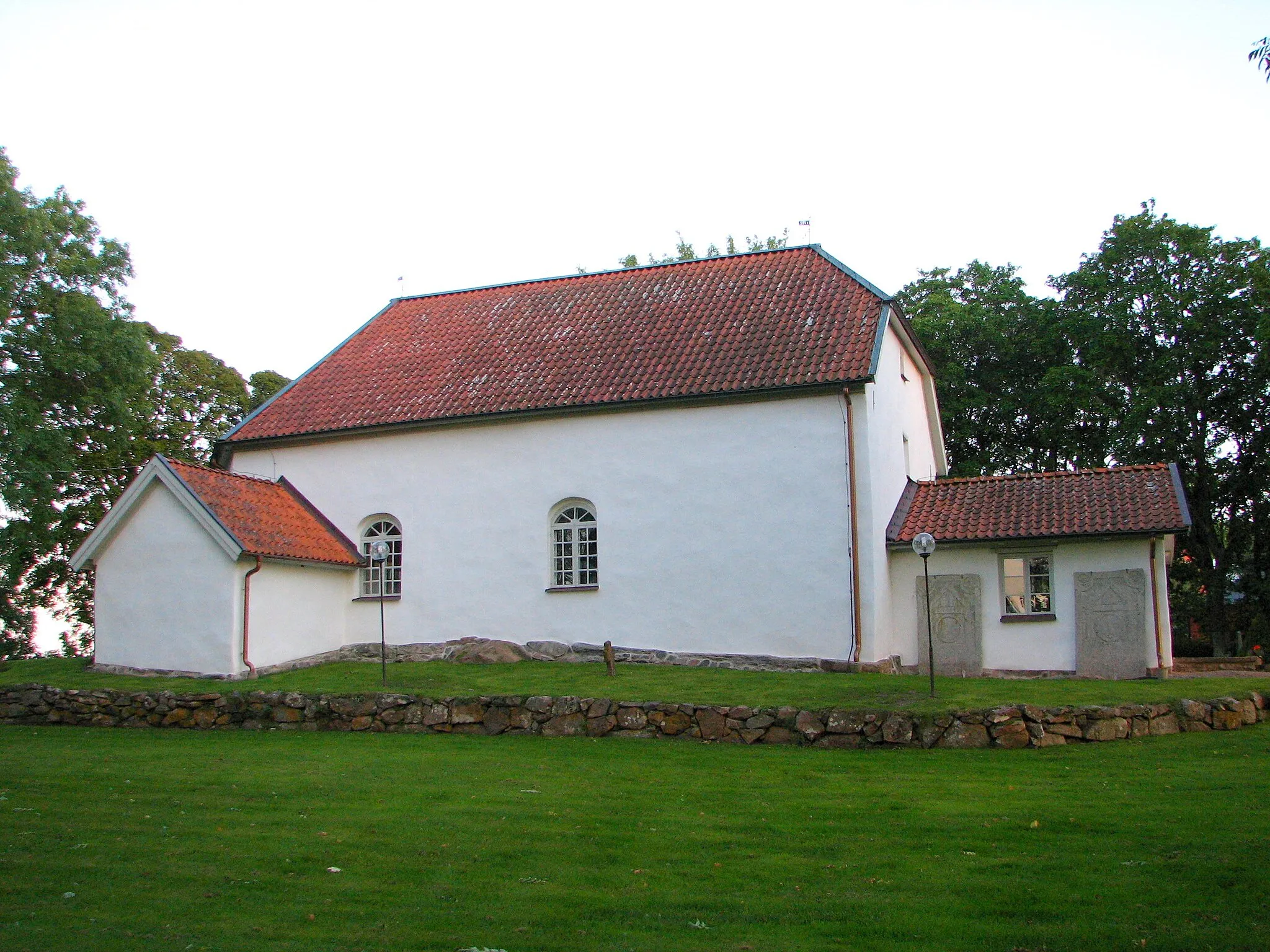 Photo showing: The church of Södra Lundby viewed from the north. The church is situated in Södra Lundby parish, Laske hundred, Vara municipality, former Skaraborg county, the Diocese of Skara, Västergötland, Västra Götaland county, Sweden.
