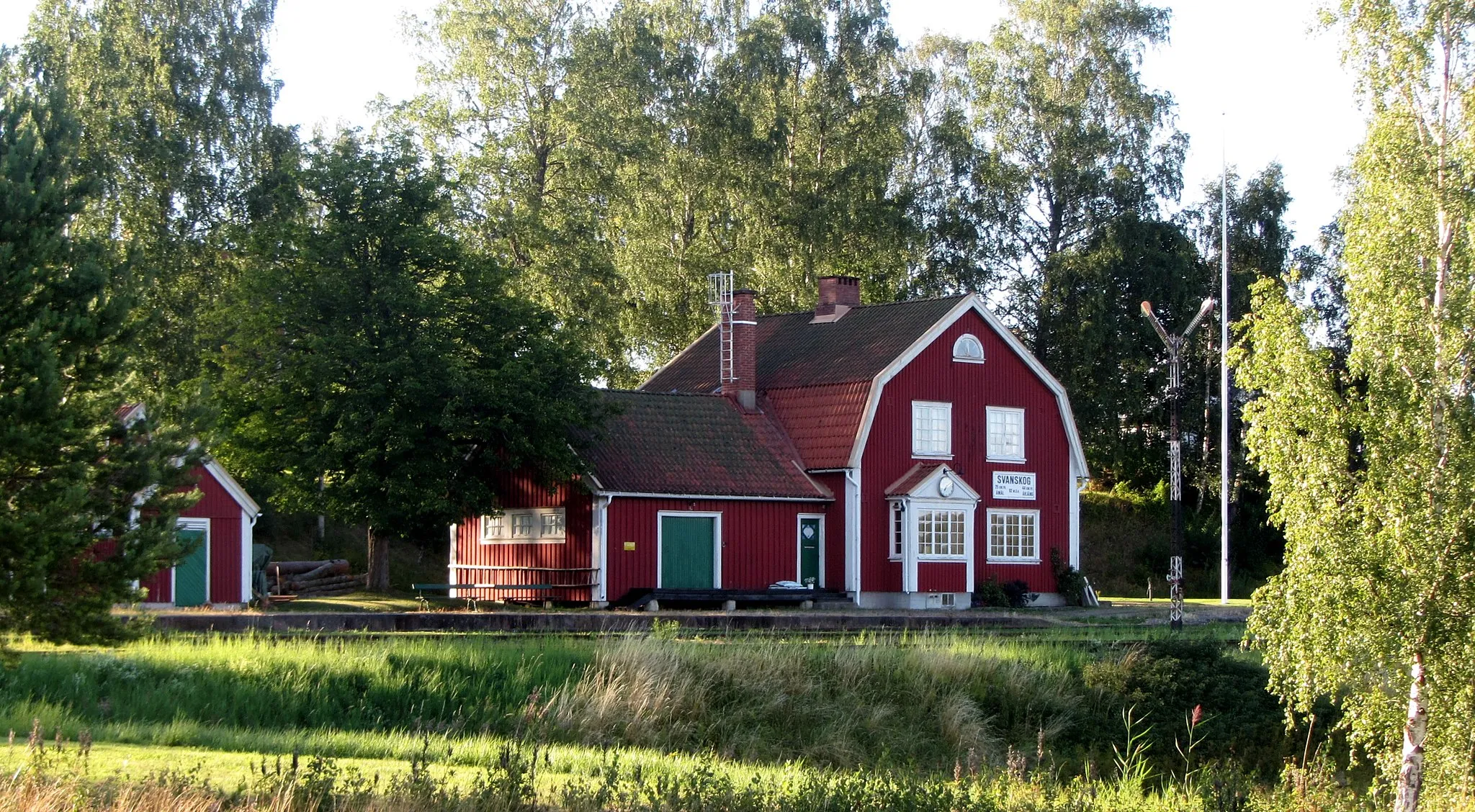 Photo showing: Svanskogs stationshus som numera inhyser ett järnvägsmuseum för Svanskogsbanan. Fasadtavlan anger spårsträckan 25 kilometer från Åmål och 44 kilometer från Årjäng samt höjd över havet.