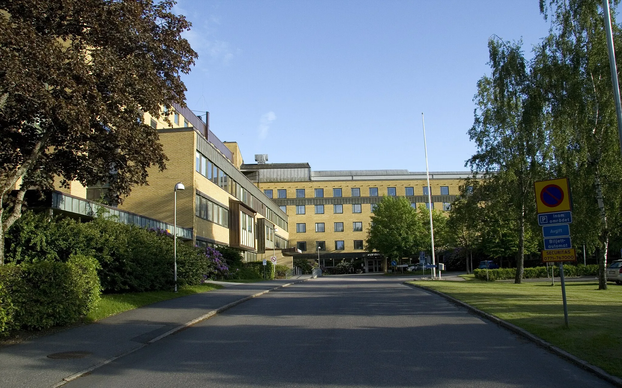 Photo showing: Huvudentré till Alingsås lasarett sedd från Södra Ringgatan.