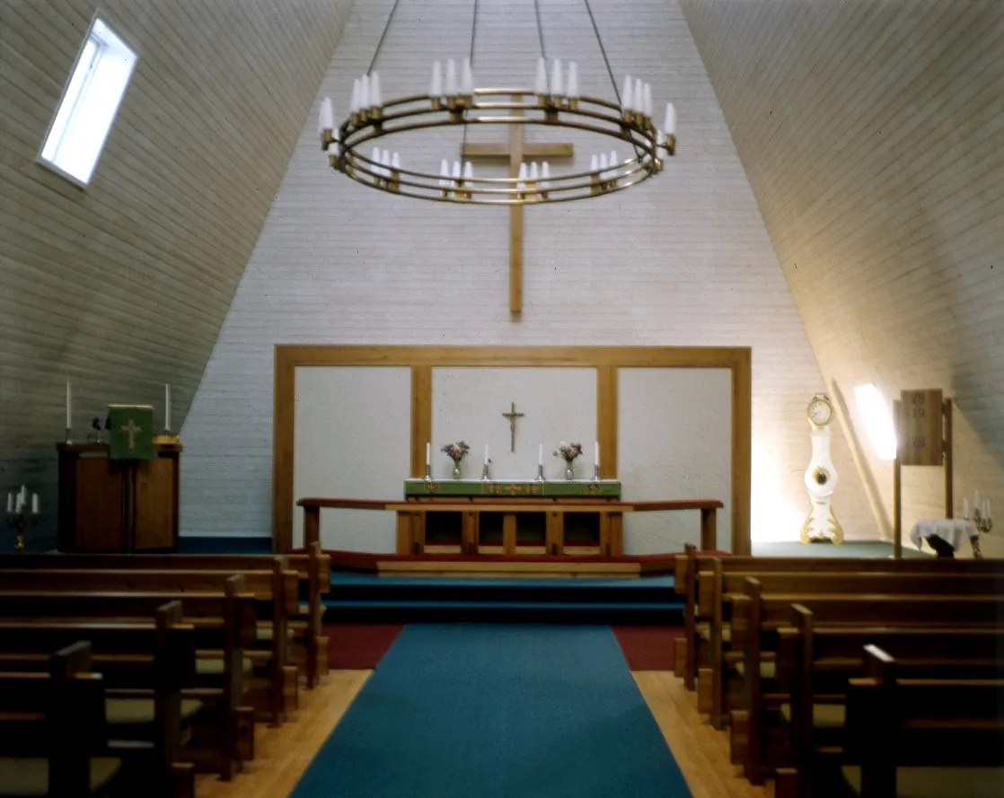 Photo showing: Överlida kyrka. Interiör mot koret 1978