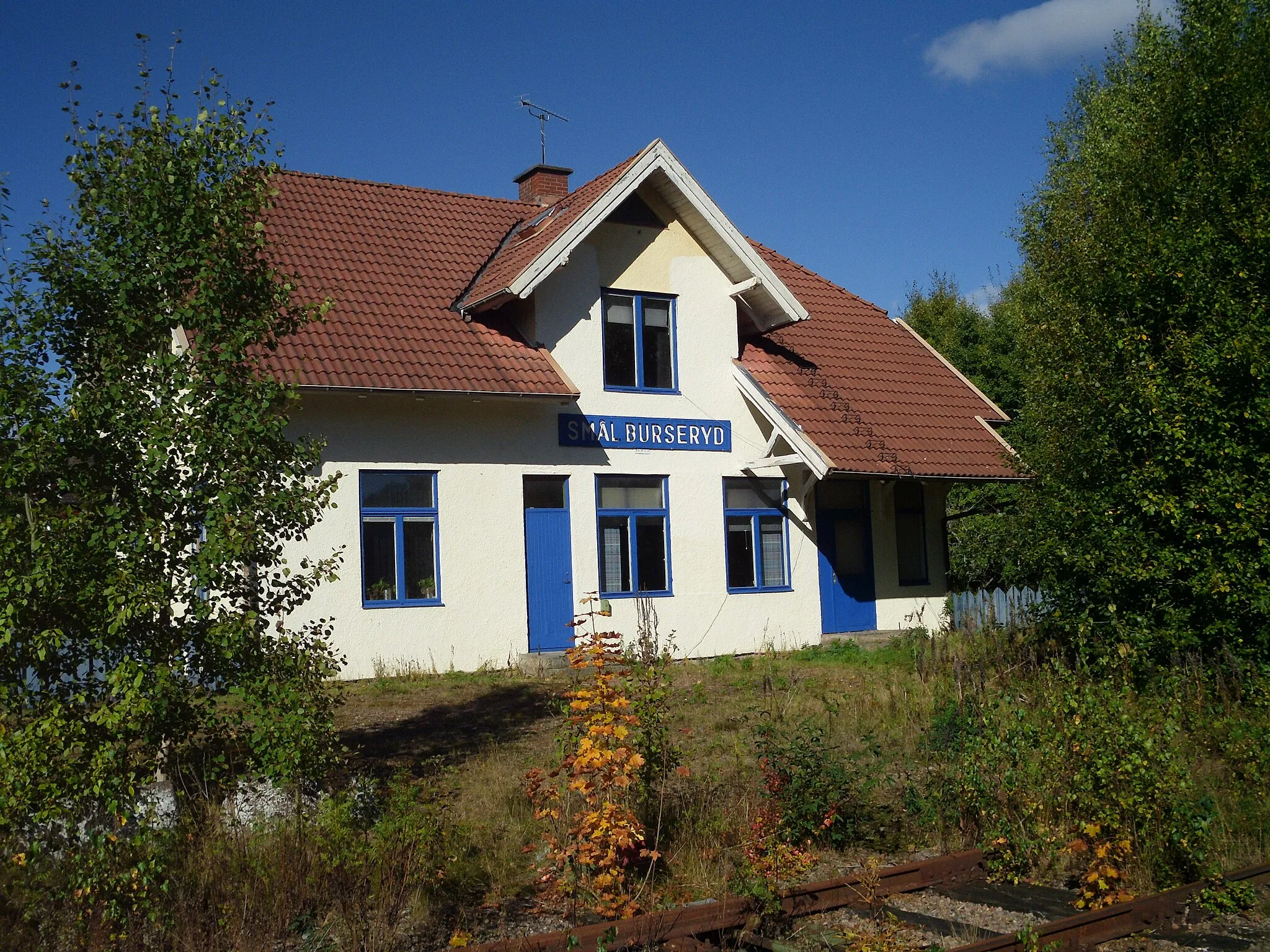 Photo showing: Building of a former train station in Smålands Burseryd, Sweden.