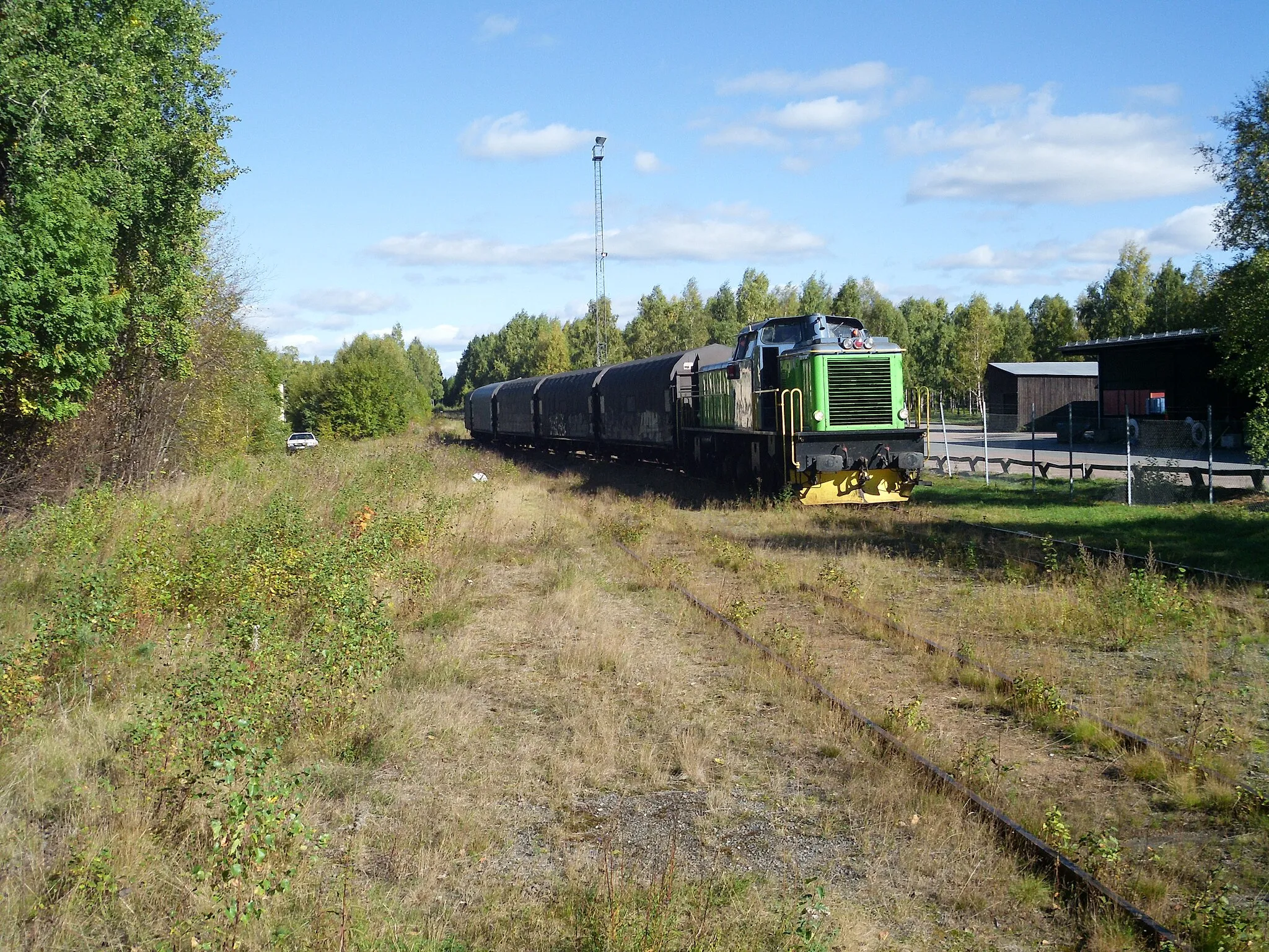 Photo showing: Freight train being pushed towards the end of the track in Smålands Burseryd, Sweden.