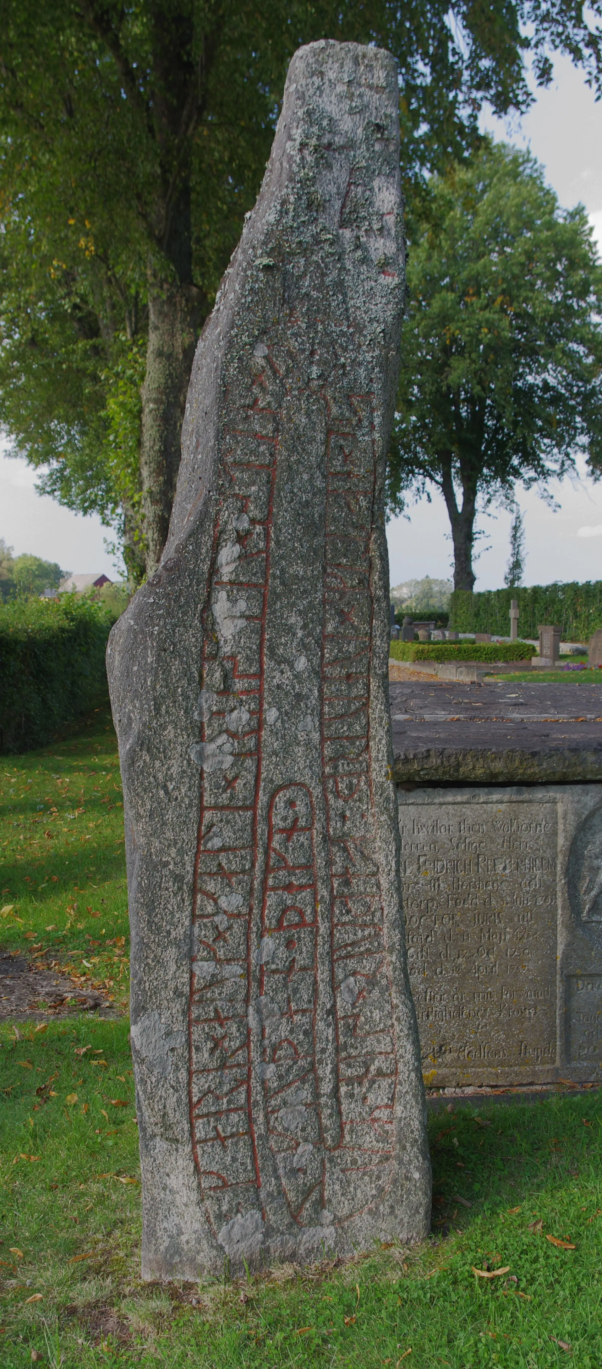 Photo showing: Synnerby kyrka (english:Synnerby church) and the rune stone Veurðs sten (Vg 73) in Västergötland and Skara municipality in Västragötaland county, Sweden.