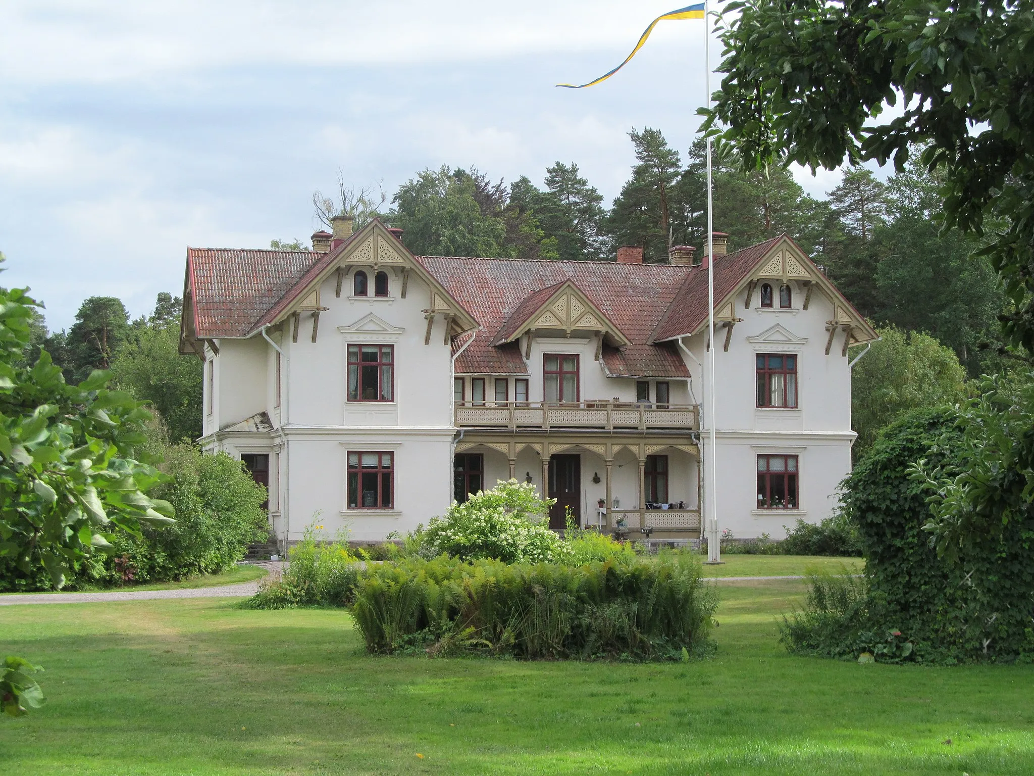 Photo showing: A residence building in Hajstorp, Töreboda Municipality, Sweden. Built in 1902 as a residence for the local engineer at Göta Canal in Hajstorp. Architect was Frans Adolf Wahlström in Skövde.