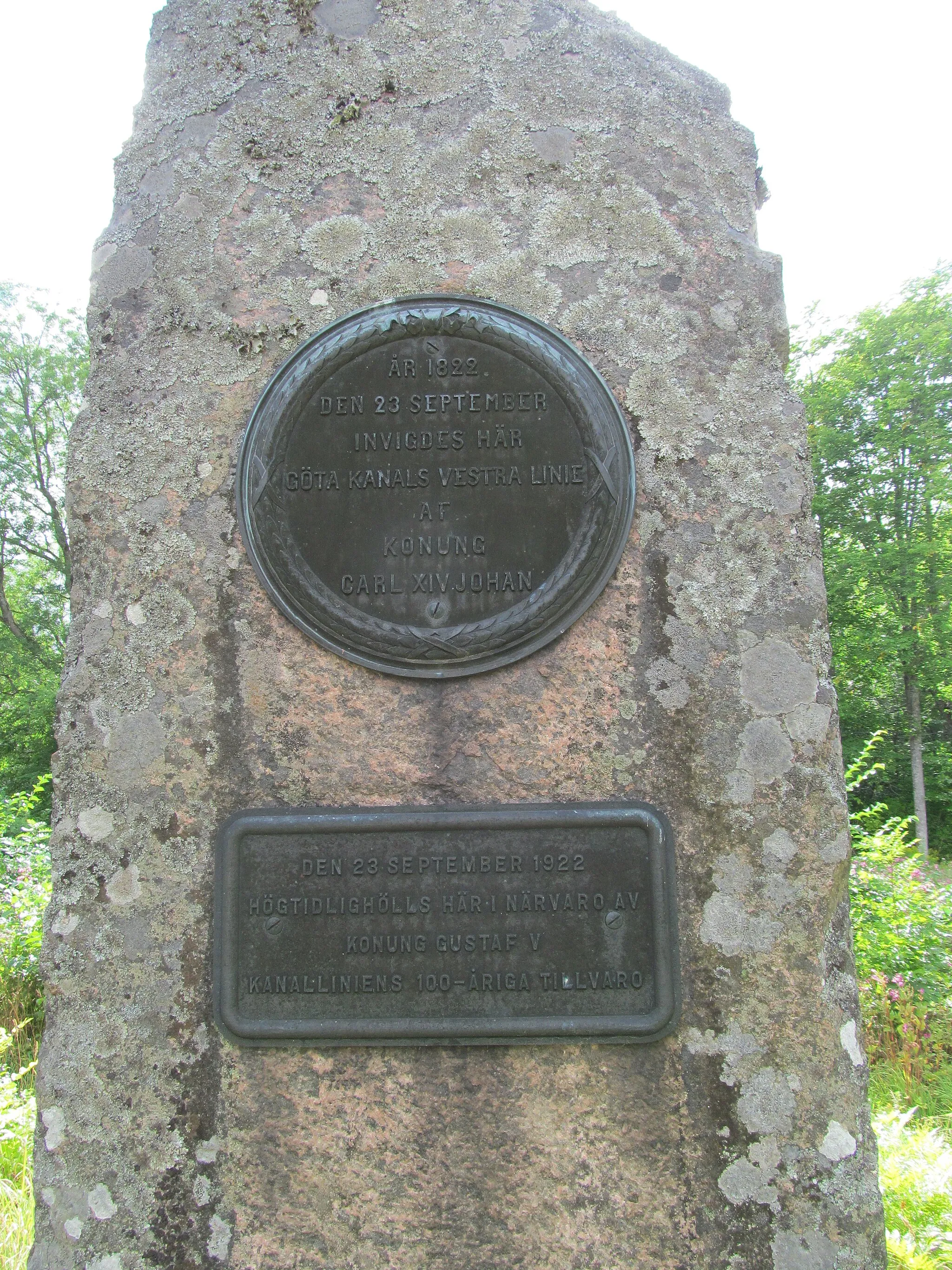 Photo showing: Memorial stone in Hajstorp, Töreboda Municipality, Sweden, commemorating the inauguration in 1822 and the 100th anniversary in 1922 of Göta Canal in Västergötland.