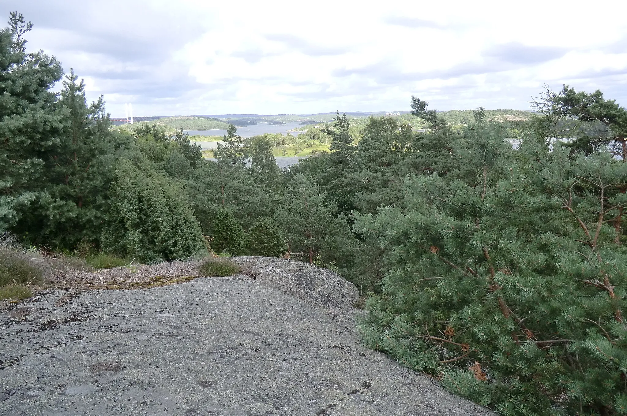 Photo showing: This is the place where eight people accused of witchcraft  were executioned and burned 27:th of january 1672. Tjörn, Sweden.