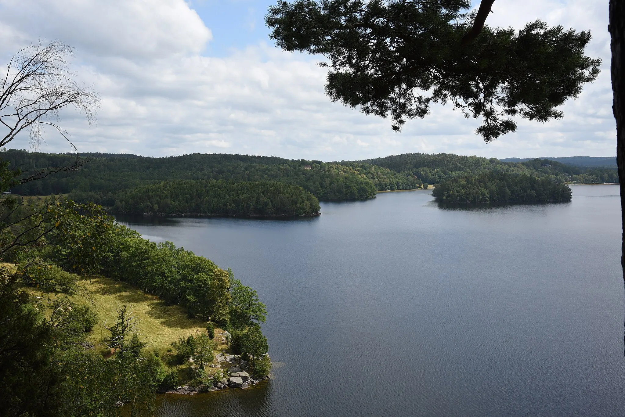 Photo showing: The lake Stora Hålsjön in Kinna Municipality in Sweden. View from Liagärdesberget in Liagärde nature reserve.