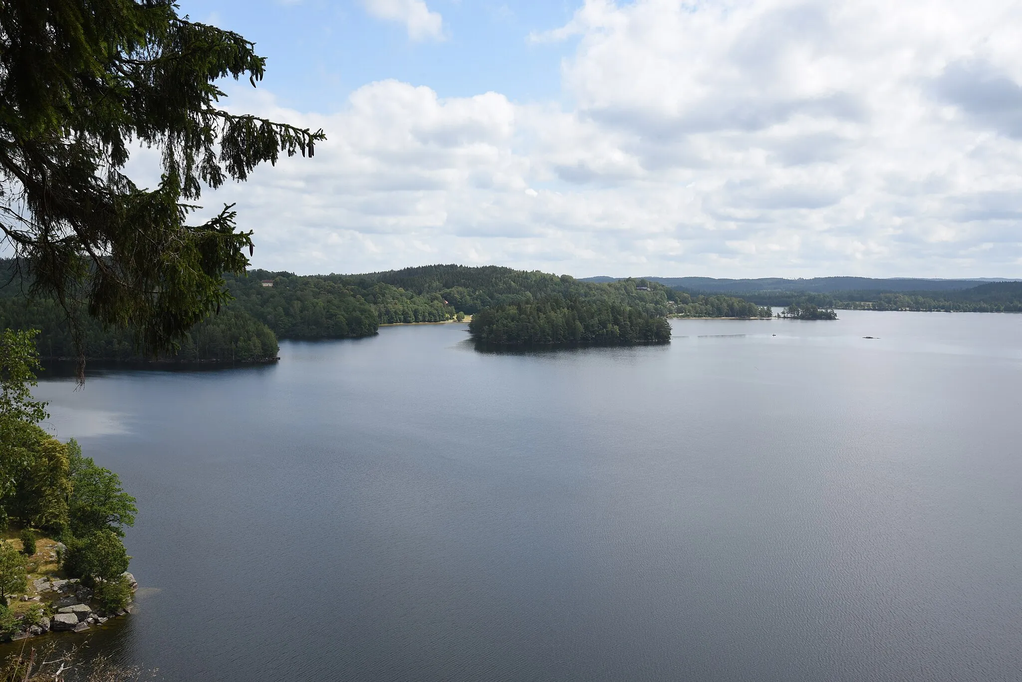 Photo showing: The lake Stora Hålsjön in Kinna Municipality in Sweden. View from Liagärdesberget in Liagärde nature reserve.