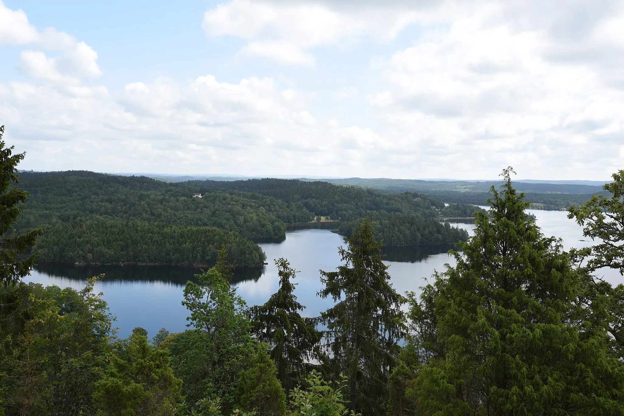 Photo showing: The lake Stora Hålsjön in Kinna Municipality in Sweden. View from Liagärdesberget in Liagärde nature reserve.