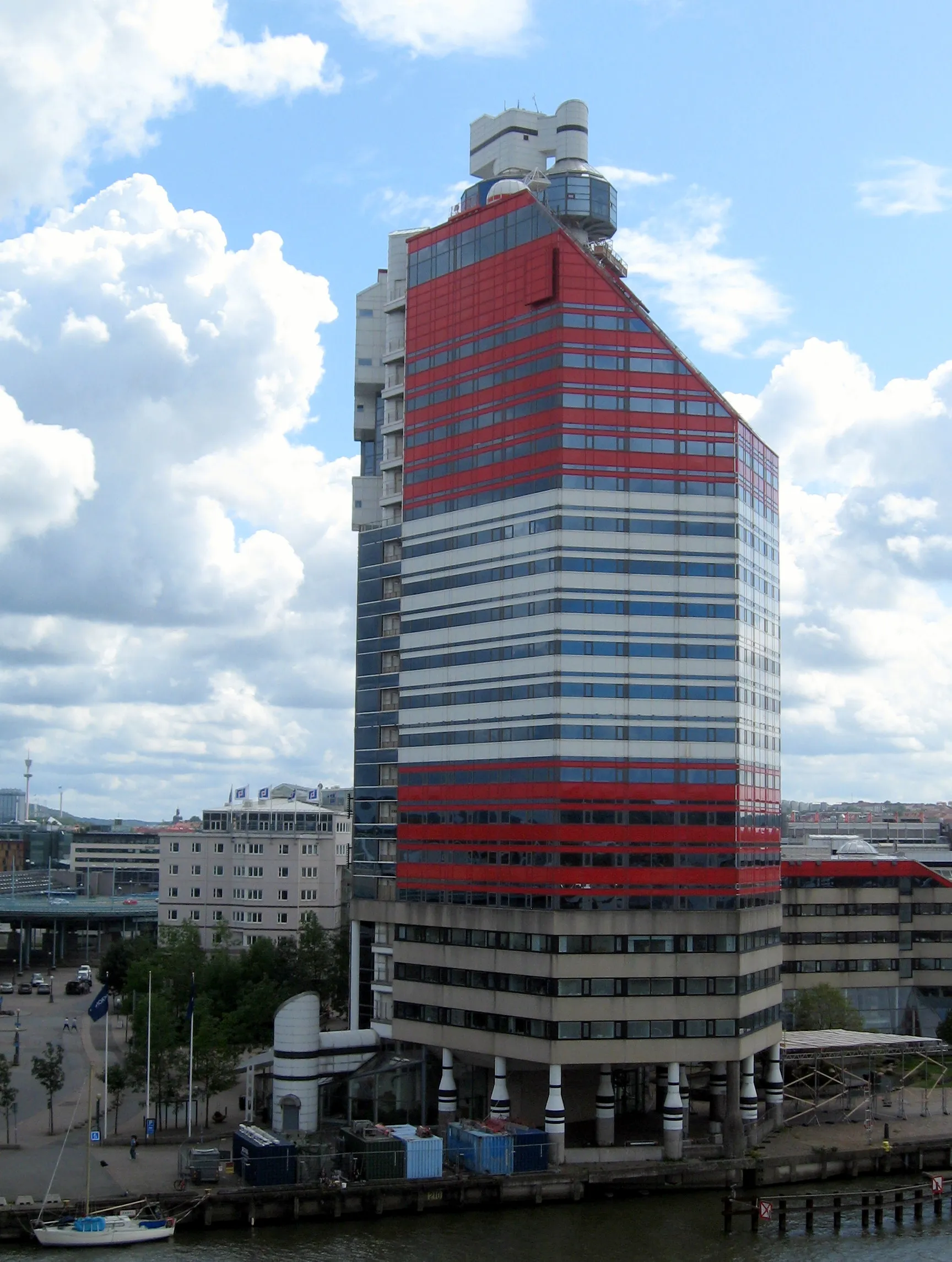 Photo showing: Skanskaskrapan (The Skanska Scraper), an 83 metre tall 23 floor post-modern skyscraper at the Lilla Bommen district, near Barken Viking and the Göta Älv Bridge in central Gothenburg, Sweden.